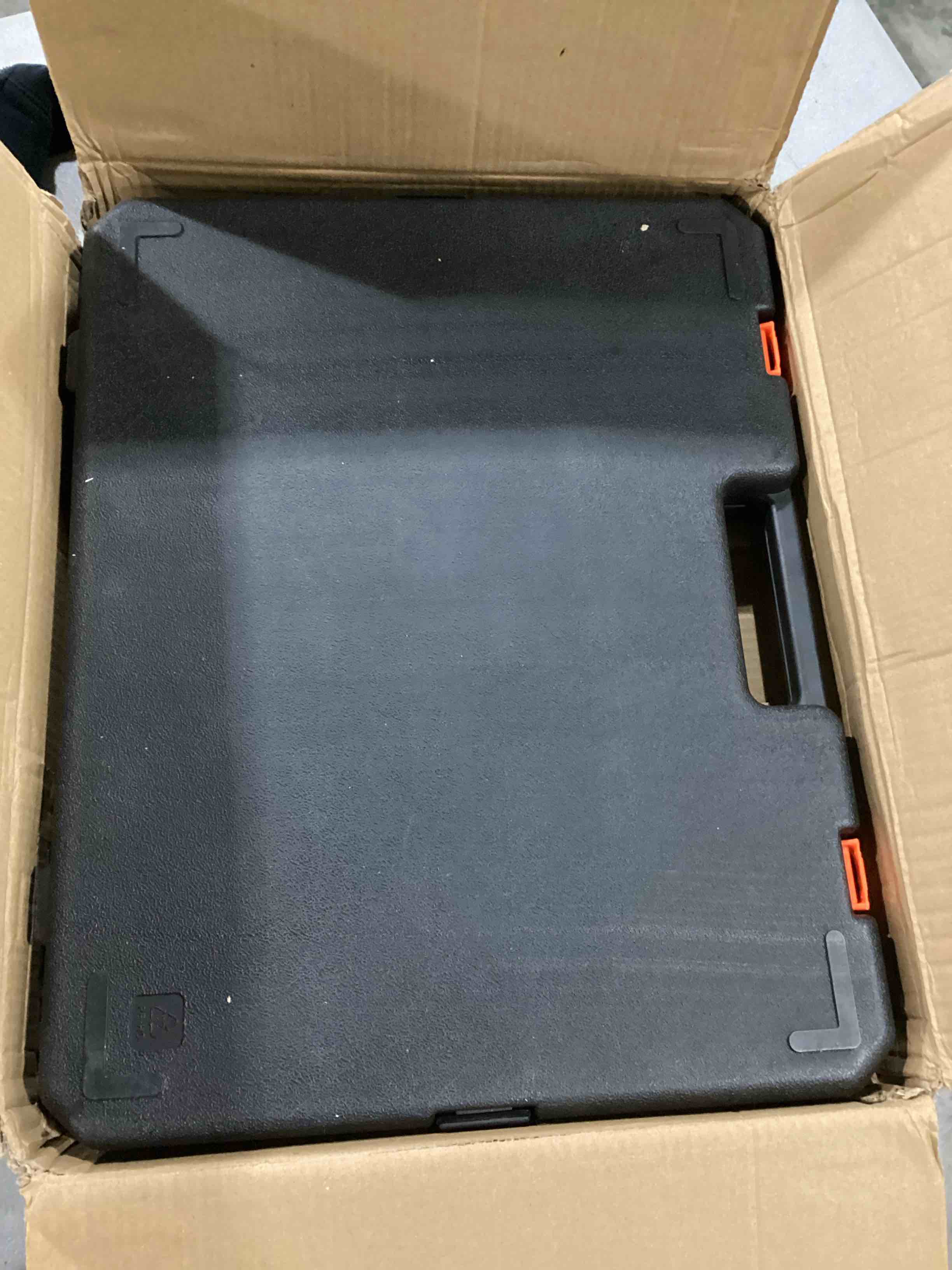 https://s3.amazonaws.com/lotting-images-prod/bidfta/RED5200633_1707742637909.jpeg