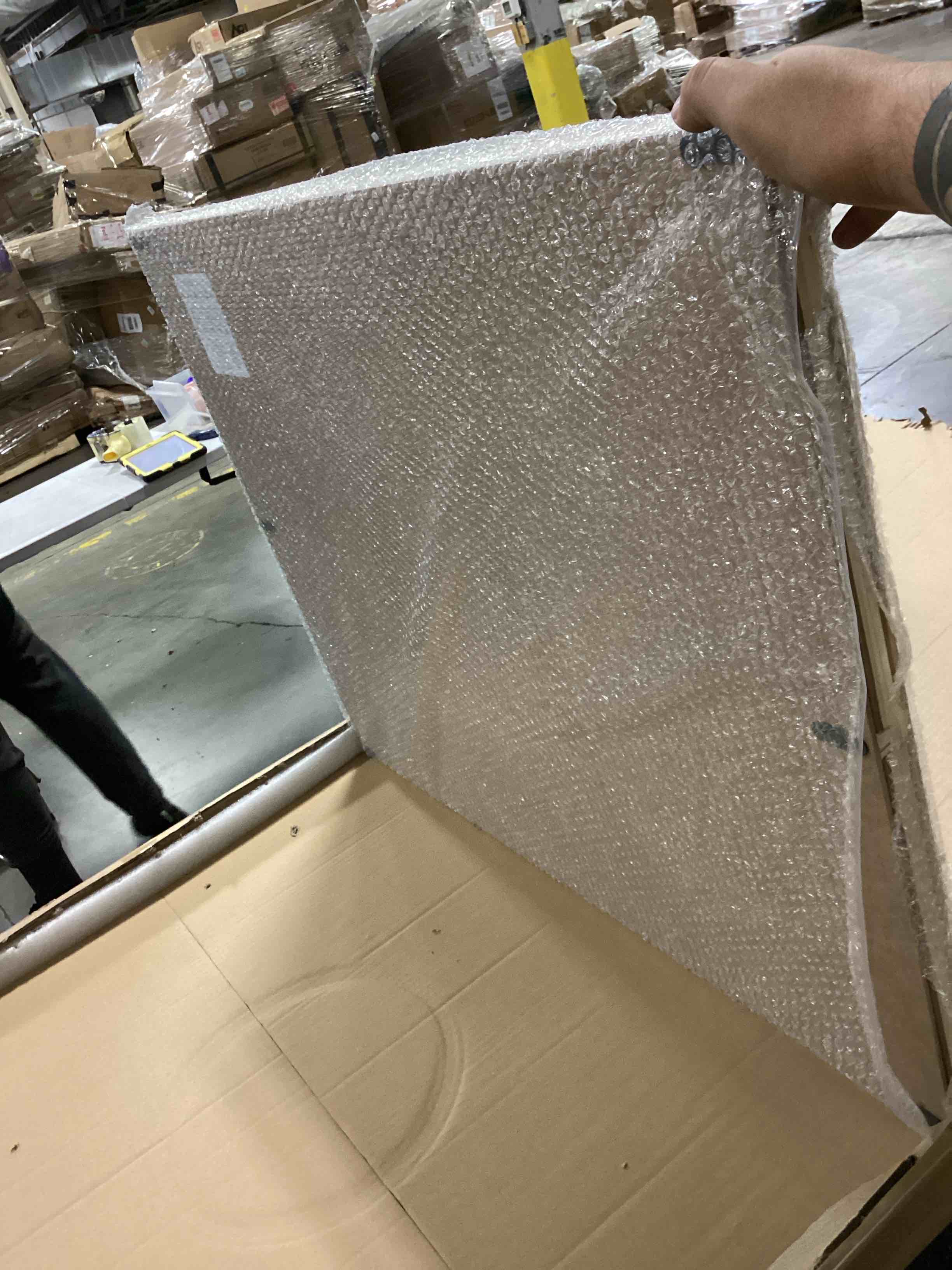 https://s3.amazonaws.com/lotting-images-prod/bidfta/RED5202155_1709041379447.jpeg