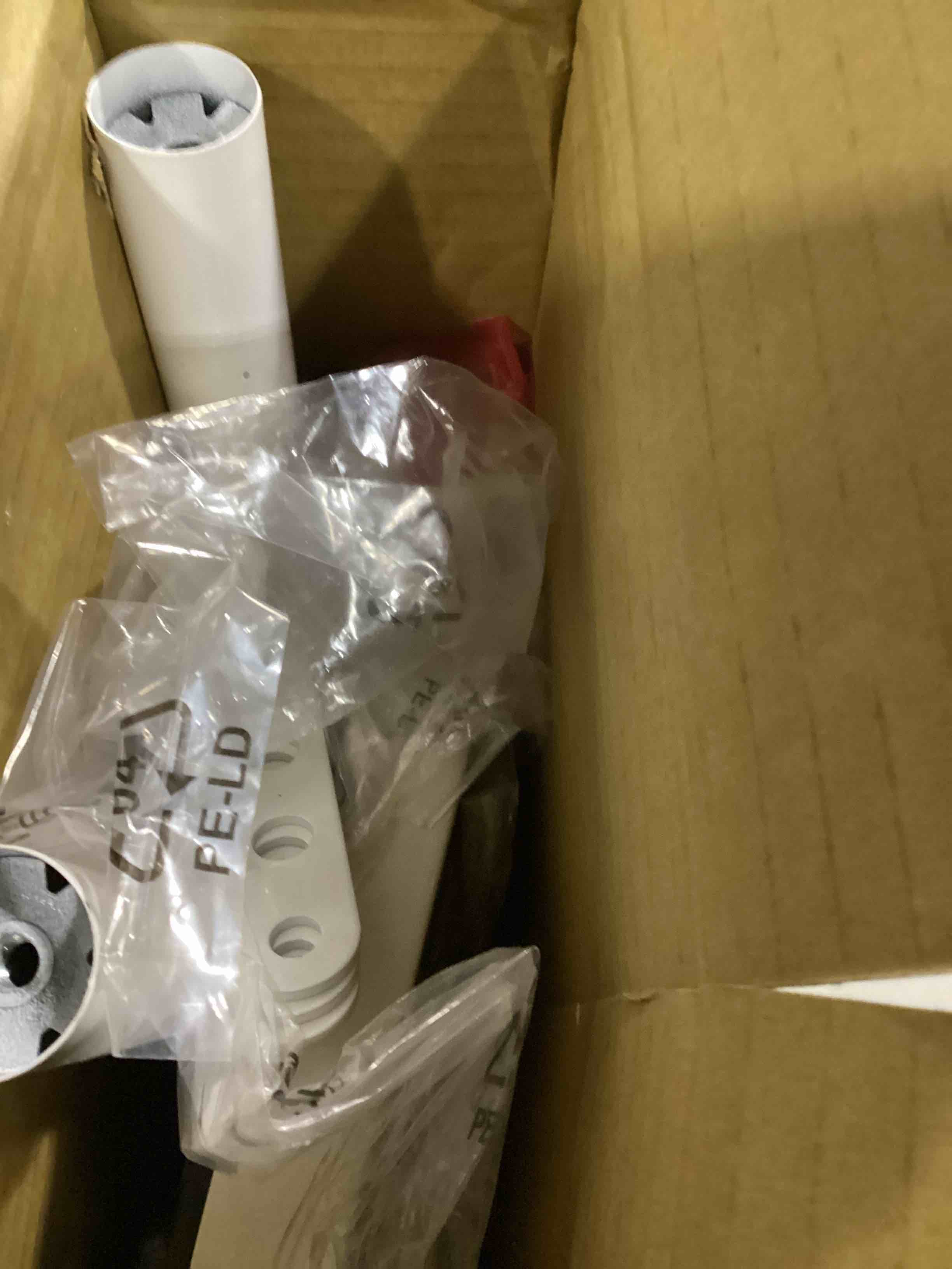 https://s3.amazonaws.com/lotting-images-prod/bidfta/RED5203306_1707394898179.jpeg