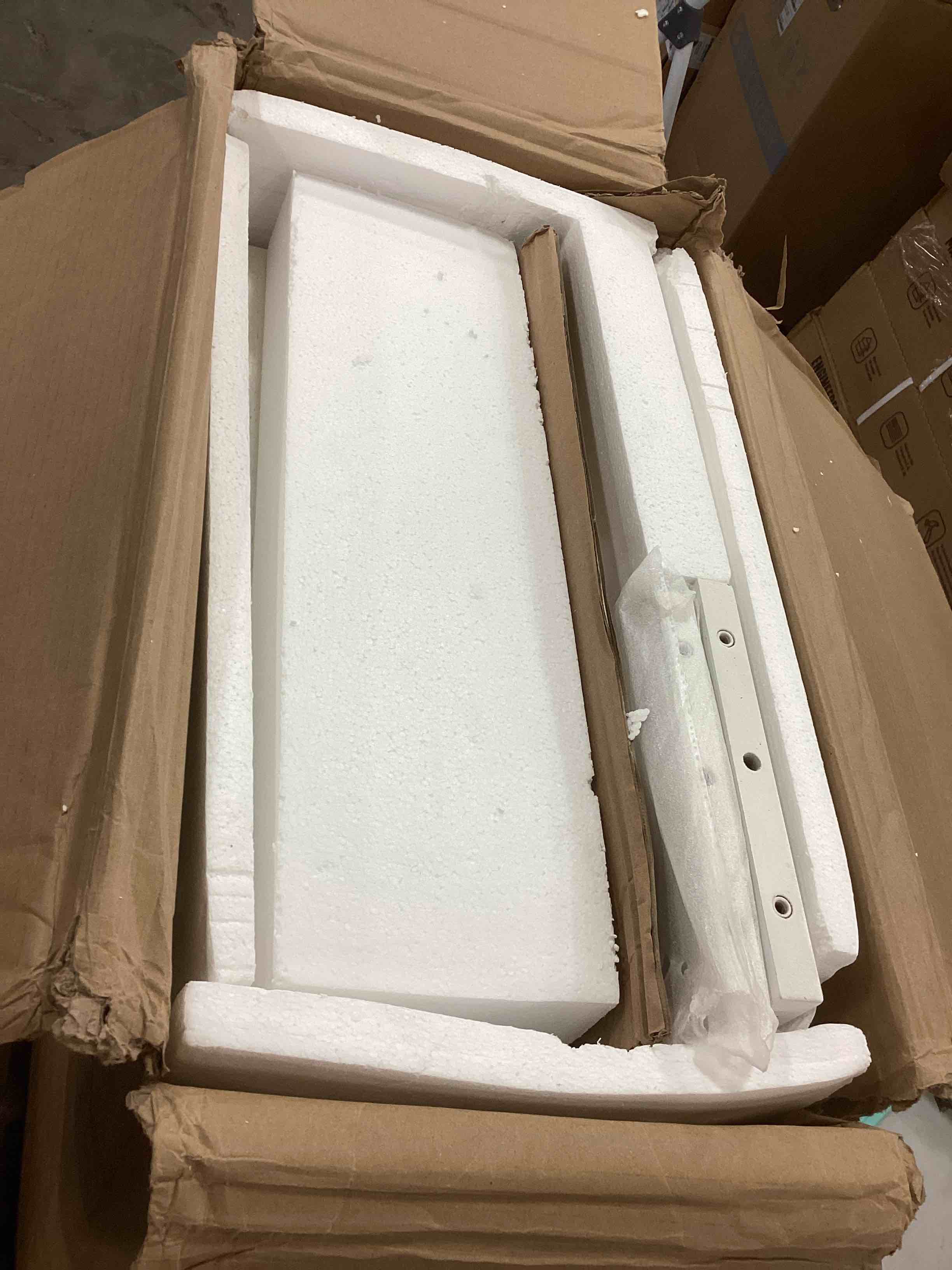 https://s3.amazonaws.com/lotting-images-prod/bidfta/RED5204039_1705513539265.jpeg
