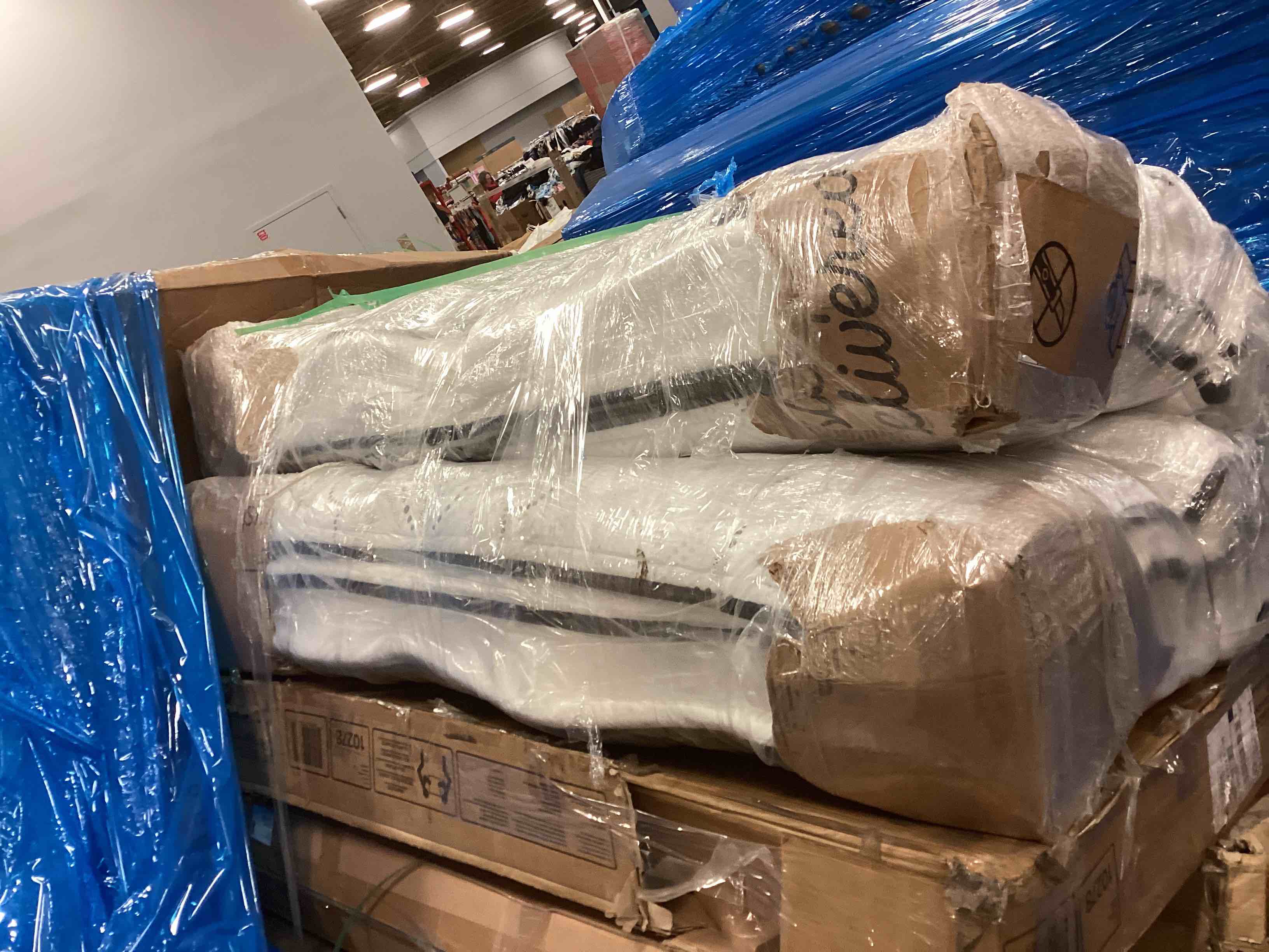 https://s3.amazonaws.com/lotting-images-prod/bidfta/RED5204044_1705517550144.jpeg