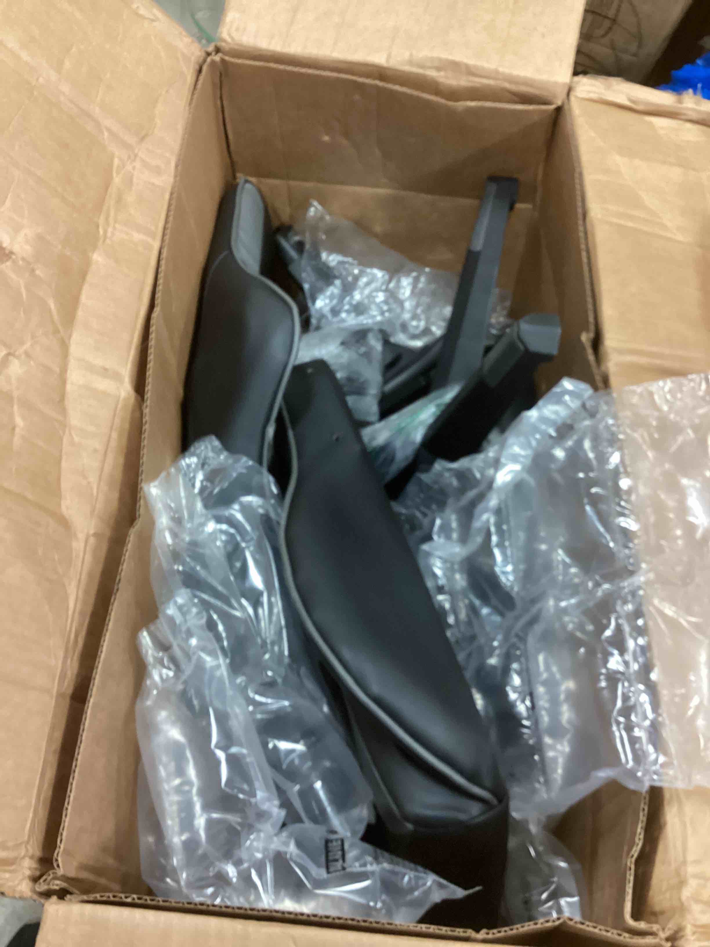 https://s3.amazonaws.com/lotting-images-prod/bidfta/RED5204047_1705518539381.jpeg