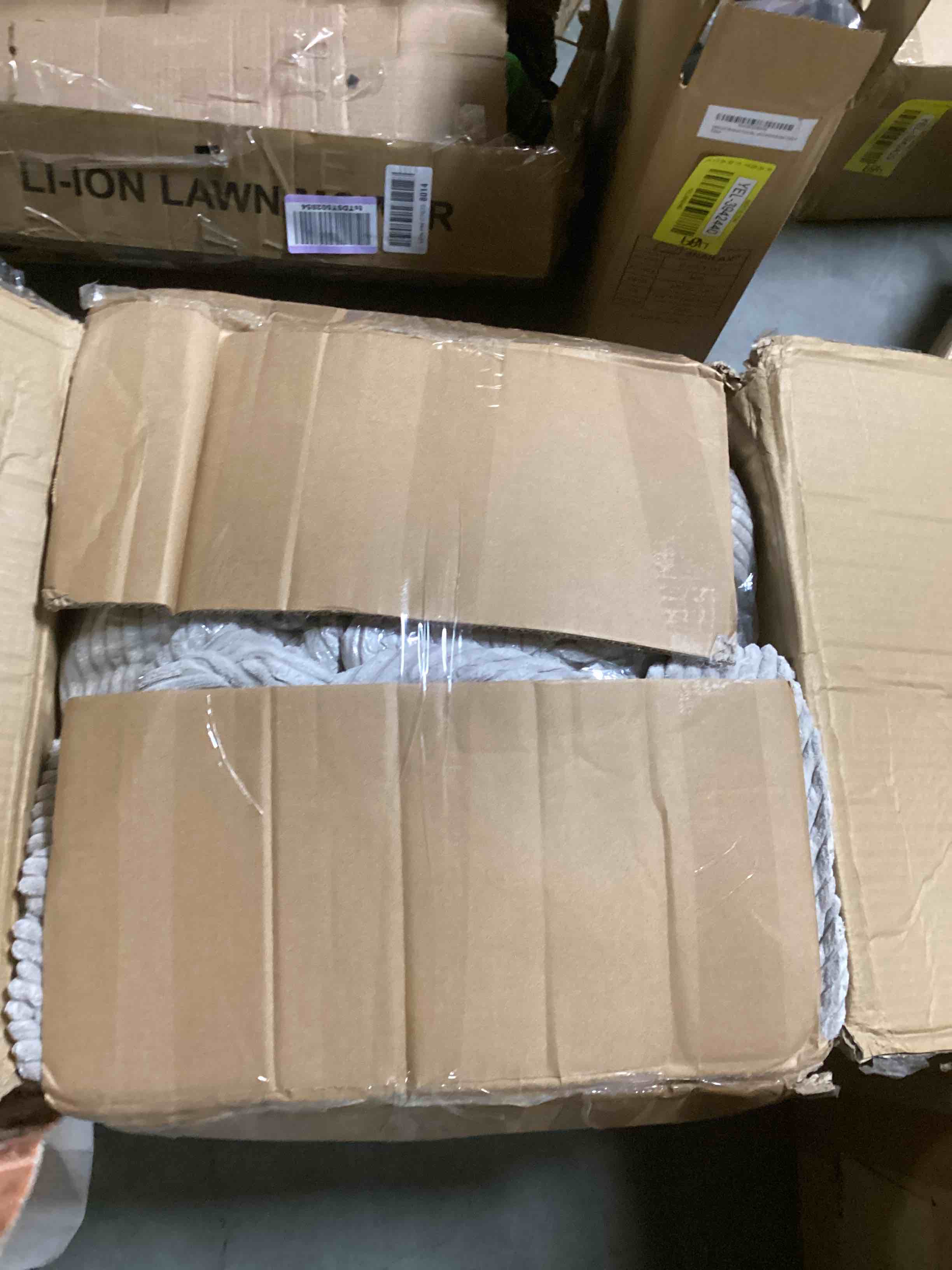 https://s3.amazonaws.com/lotting-images-prod/bidfta/RED5219280_1695690411199.jpeg