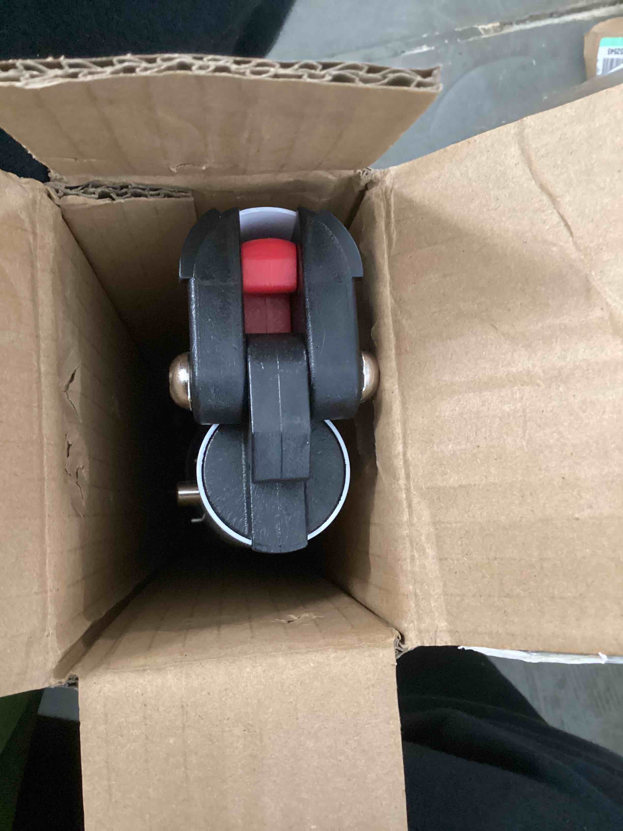 https://s3.amazonaws.com/lotting-images-prod/bidfta/RED5219539_1699976209066.jpeg