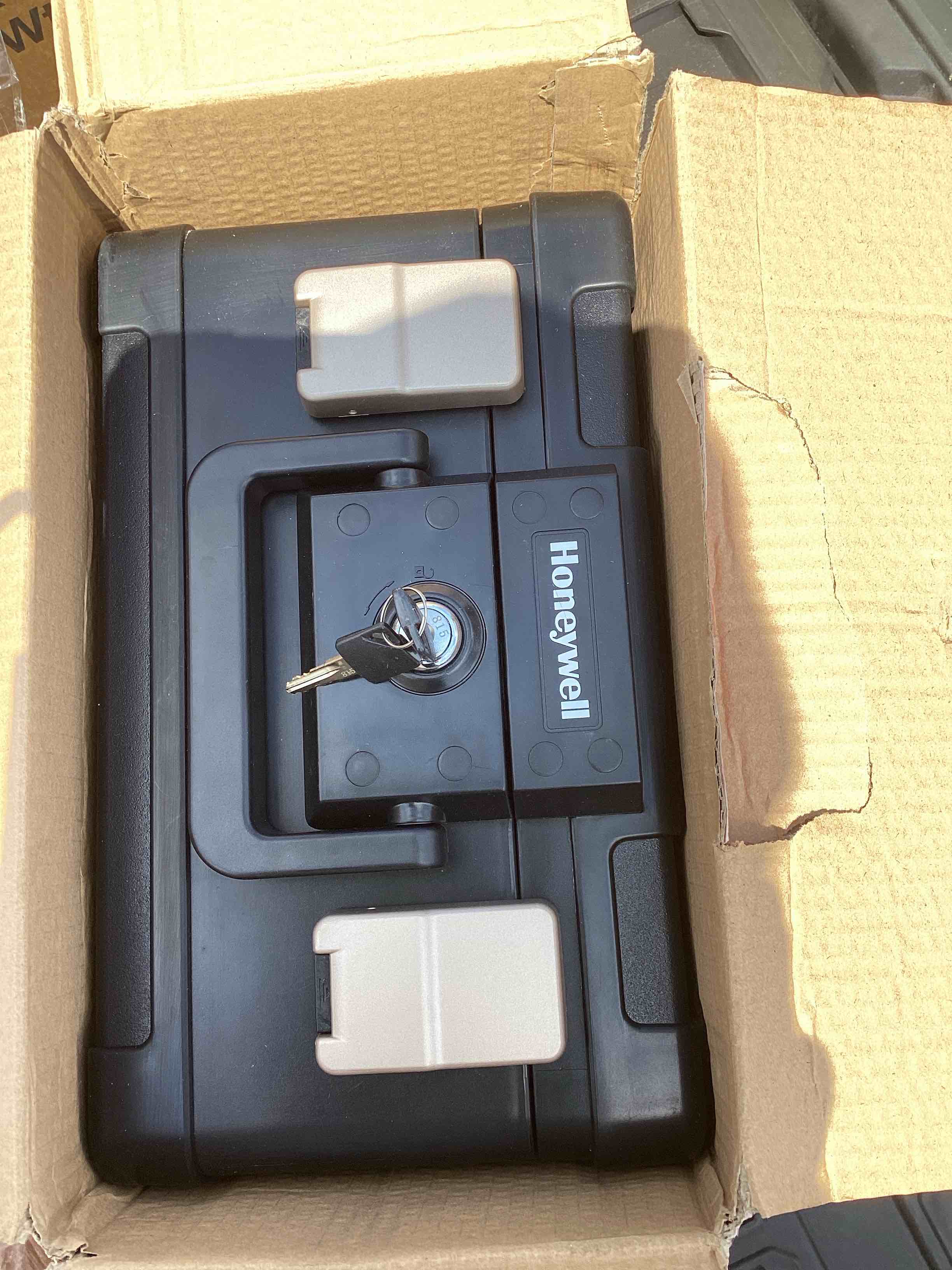 https://s3.amazonaws.com/lotting-images-prod/bidfta/RED5223070_1723051524996.jpeg