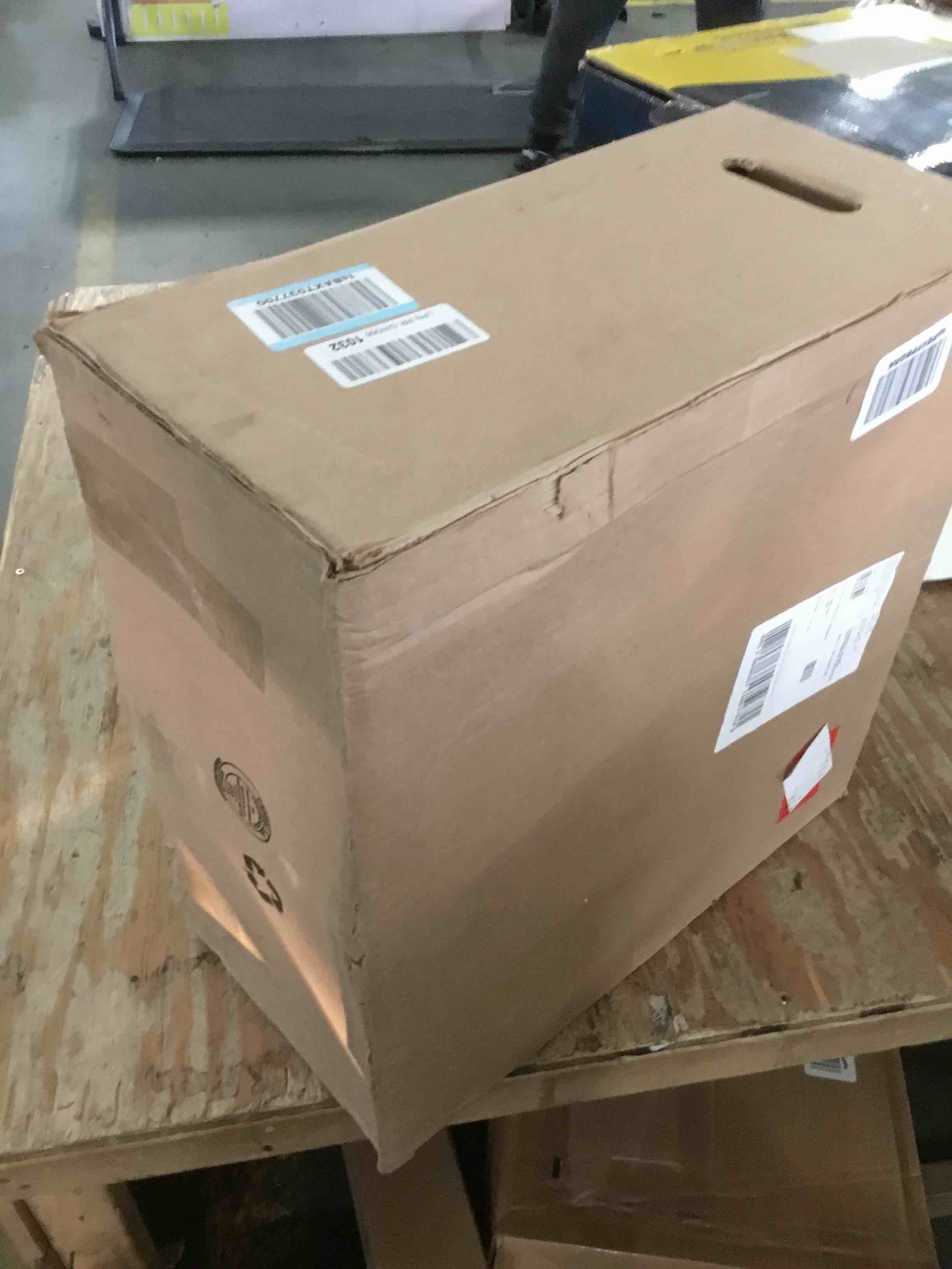 https://s3.amazonaws.com/lotting-images-prod/bidfta/RED5229066_1694606223245.jpeg