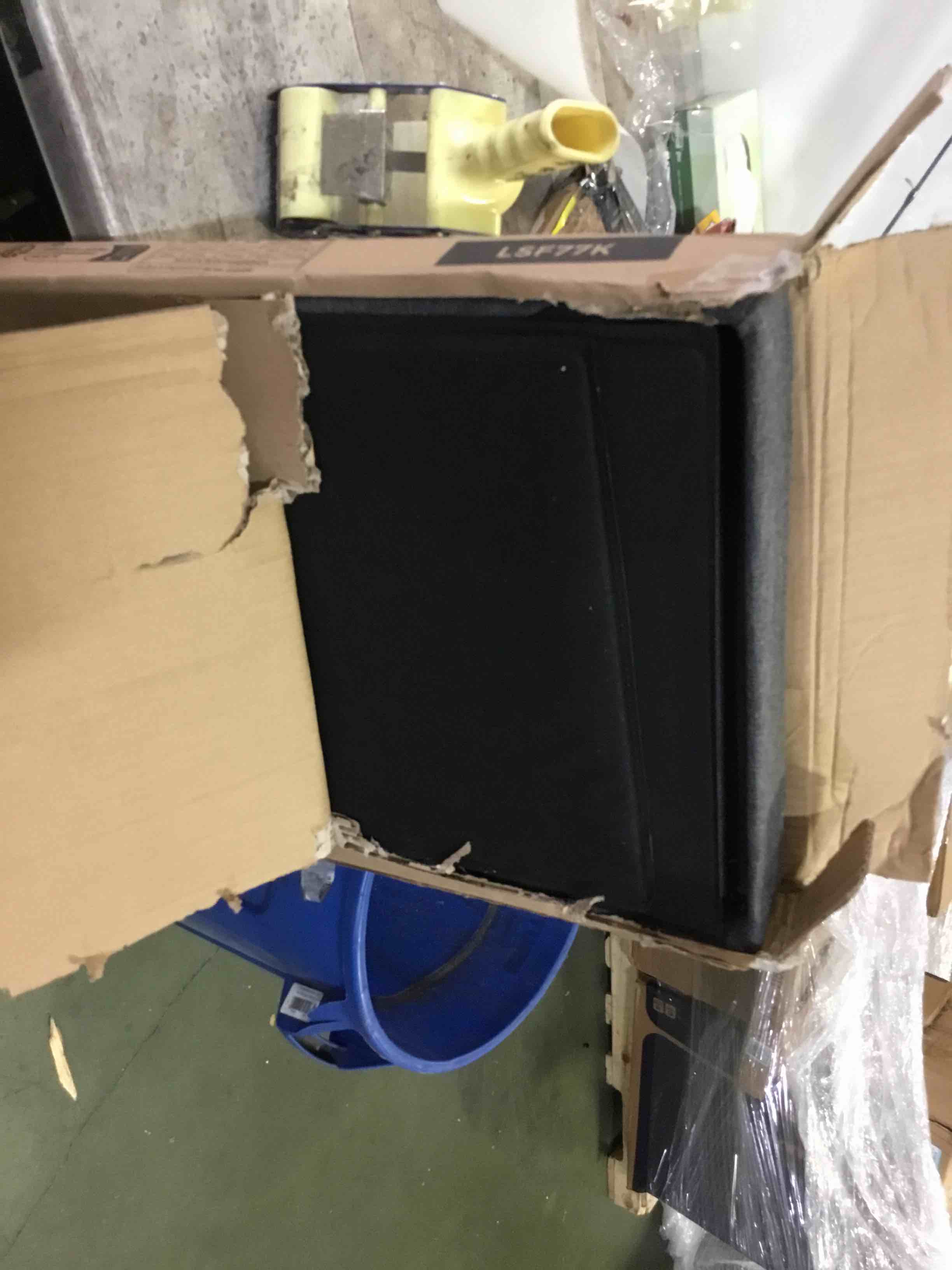 https://s3.amazonaws.com/lotting-images-prod/bidfta/RED5229726_1694104579184.jpeg