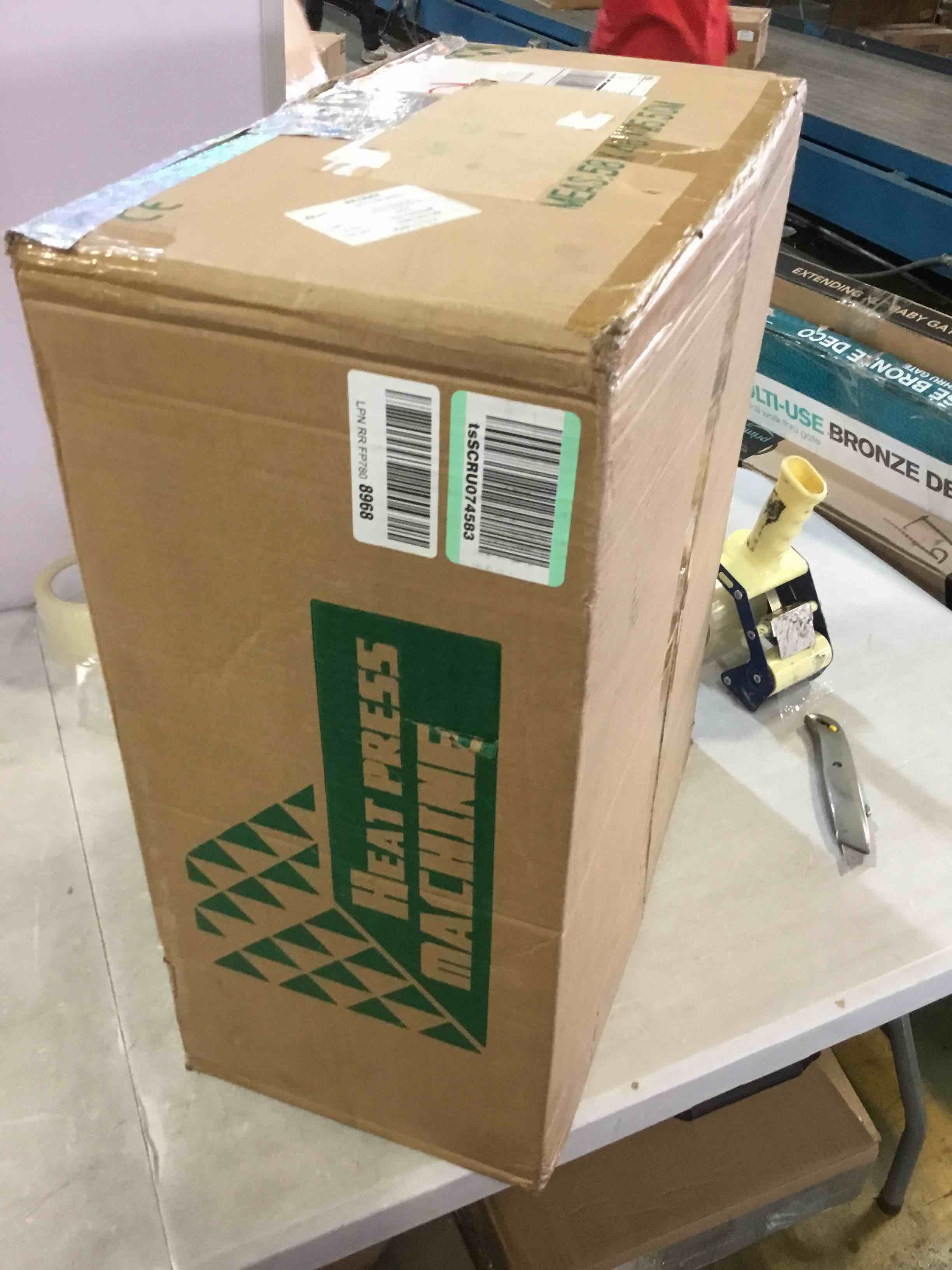 https://s3.amazonaws.com/lotting-images-prod/bidfta/RED5229904_1694201966797.jpeg