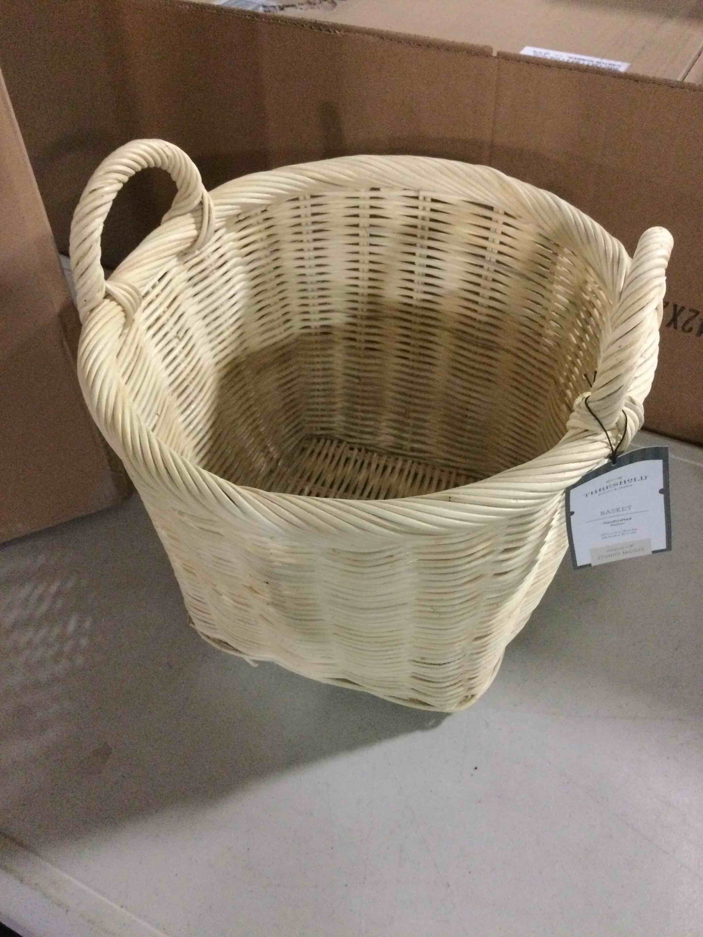 https://s3.amazonaws.com/lotting-images-prod/bidfta/RED5236830_1698837617488.jpeg