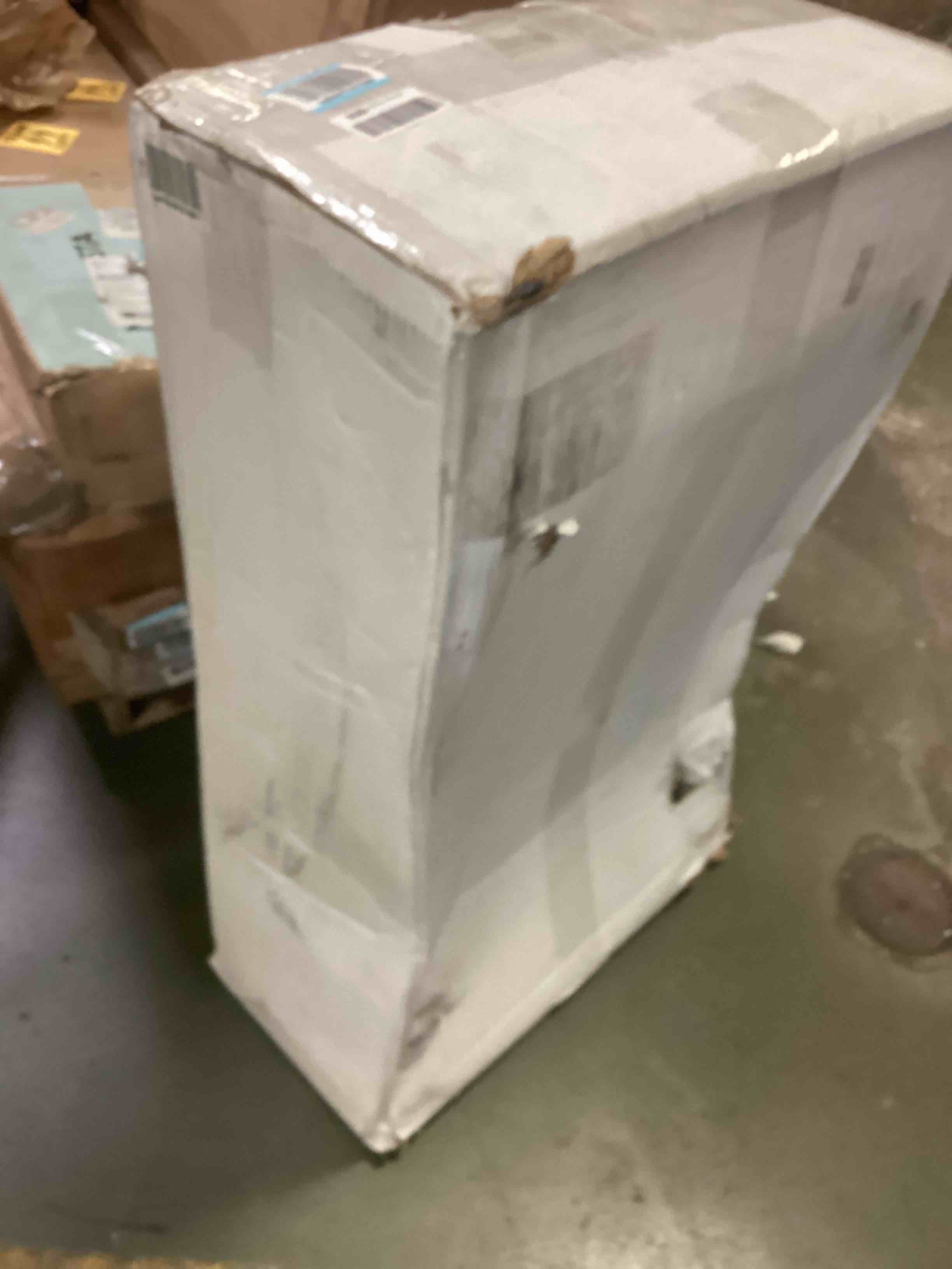 https://s3.amazonaws.com/lotting-images-prod/bidfta/RED5249368_1691428422900.jpeg