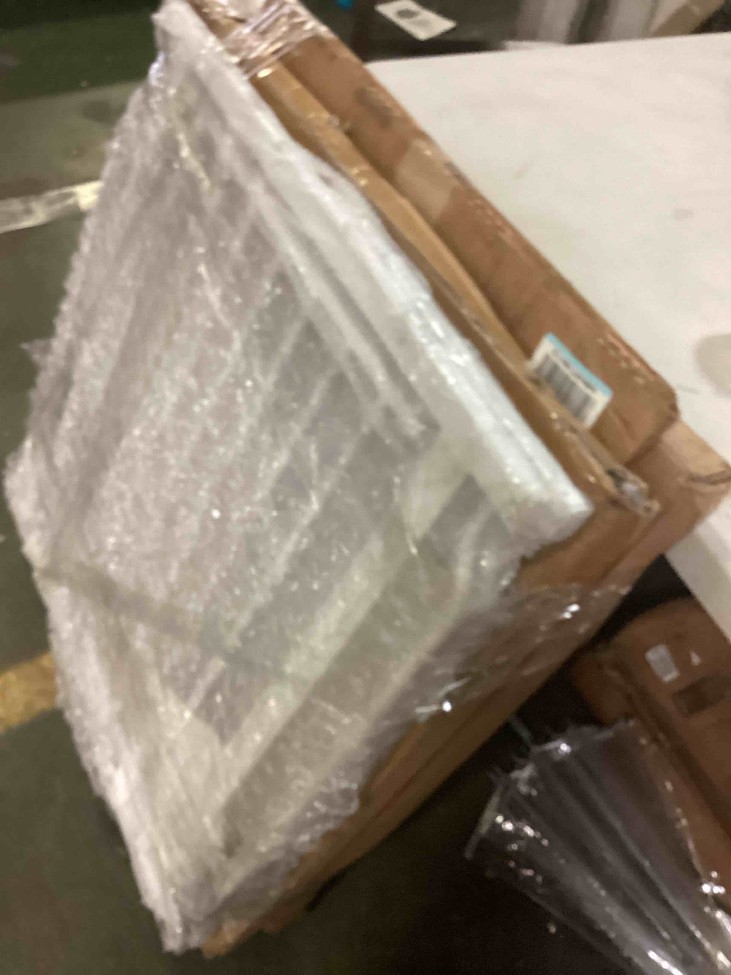 https://s3.amazonaws.com/lotting-images-prod/bidfta/RED5250146_1691765664506.jpeg
