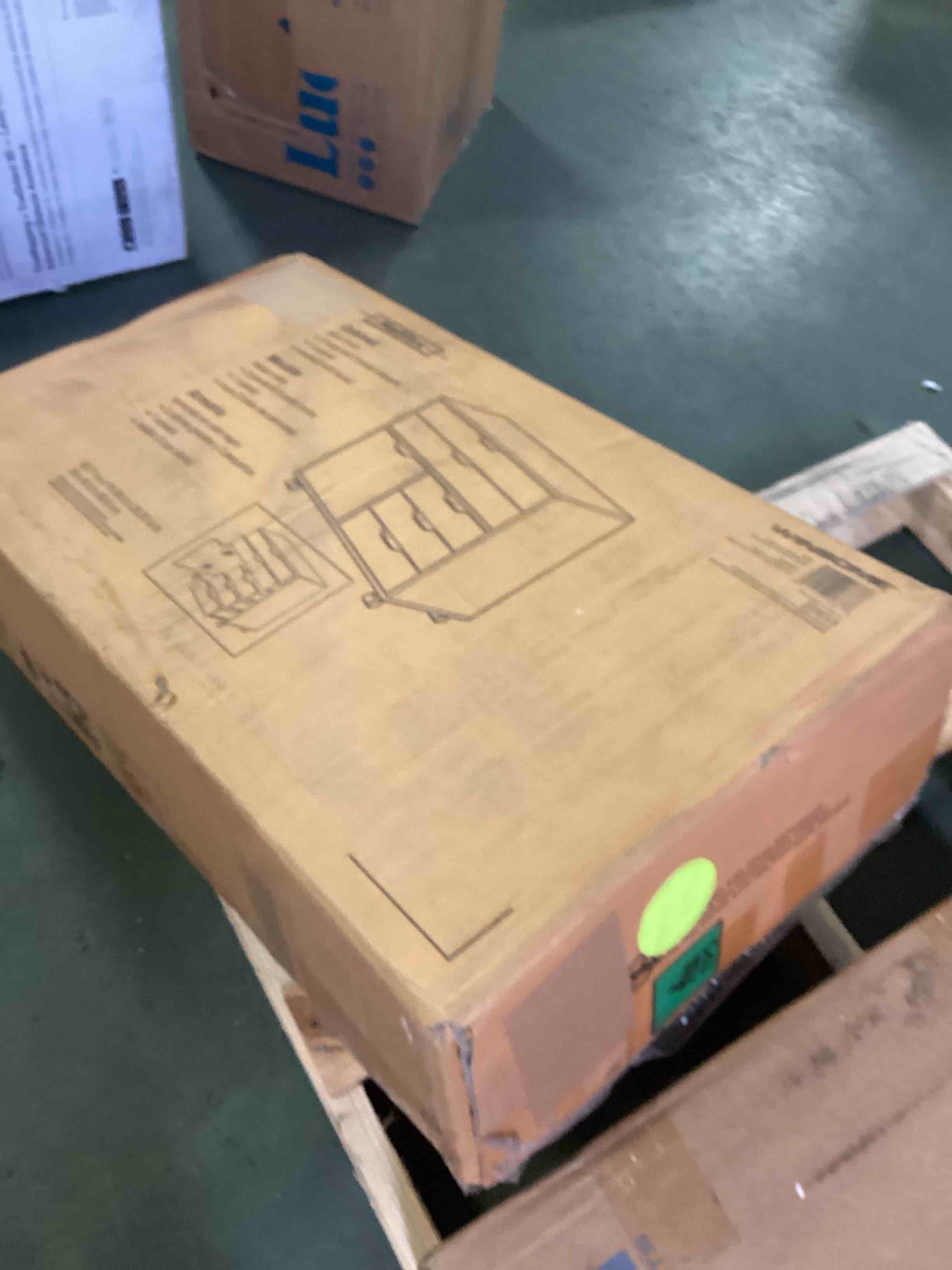 https://s3.amazonaws.com/lotting-images-prod/bidfta/RED5250378_1692193643556.jpeg