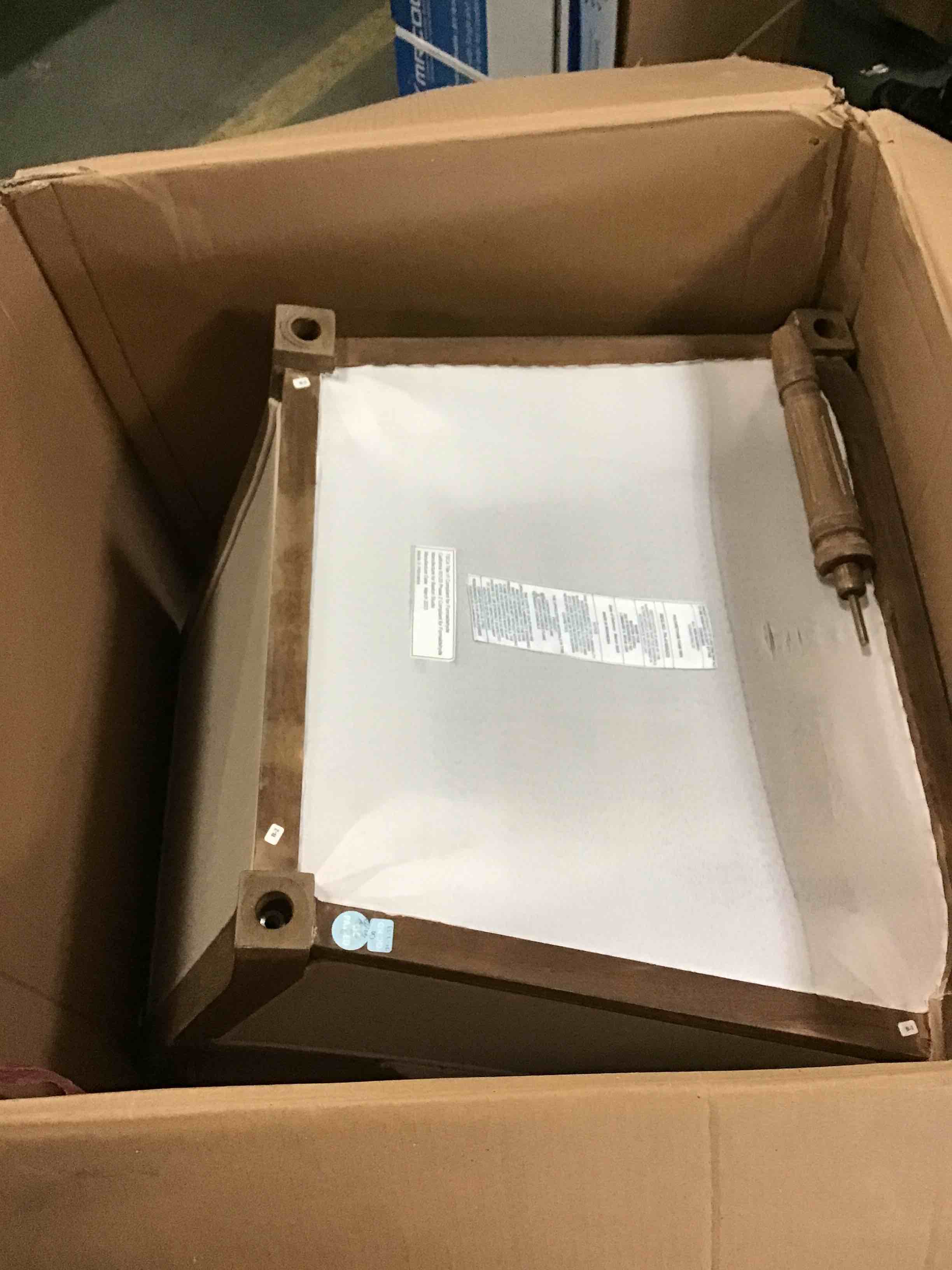 https://s3.amazonaws.com/lotting-images-prod/bidfta/RED5252317_1692274627546.jpeg