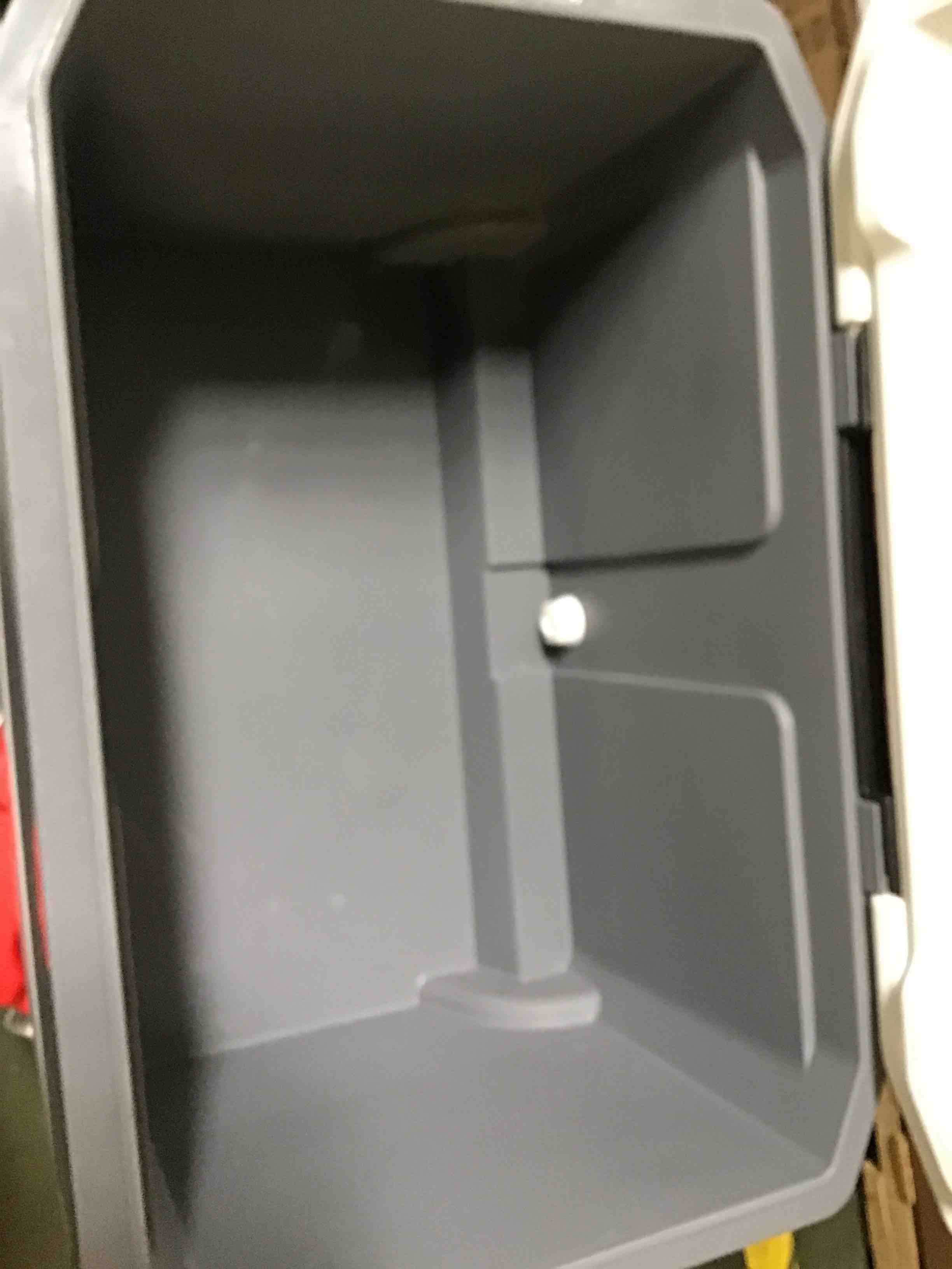 https://s3.amazonaws.com/lotting-images-prod/bidfta/RED5255841_1692647205019.jpeg