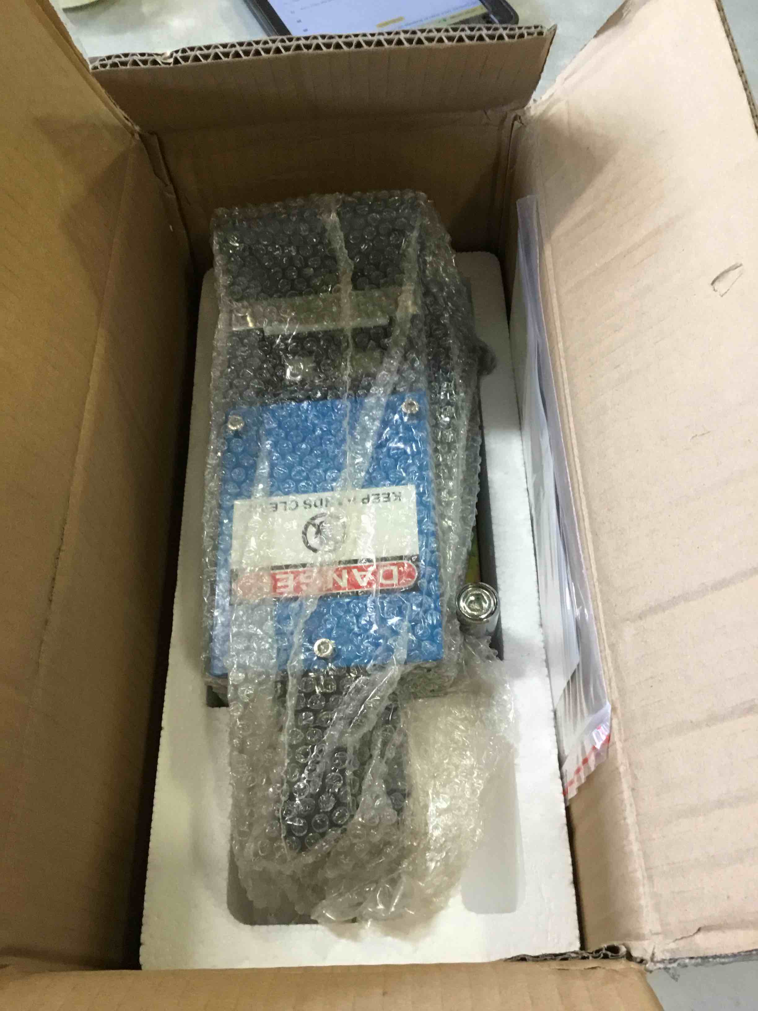 https://s3.amazonaws.com/lotting-images-prod/bidfta/RED5263240_1692716335069.jpeg