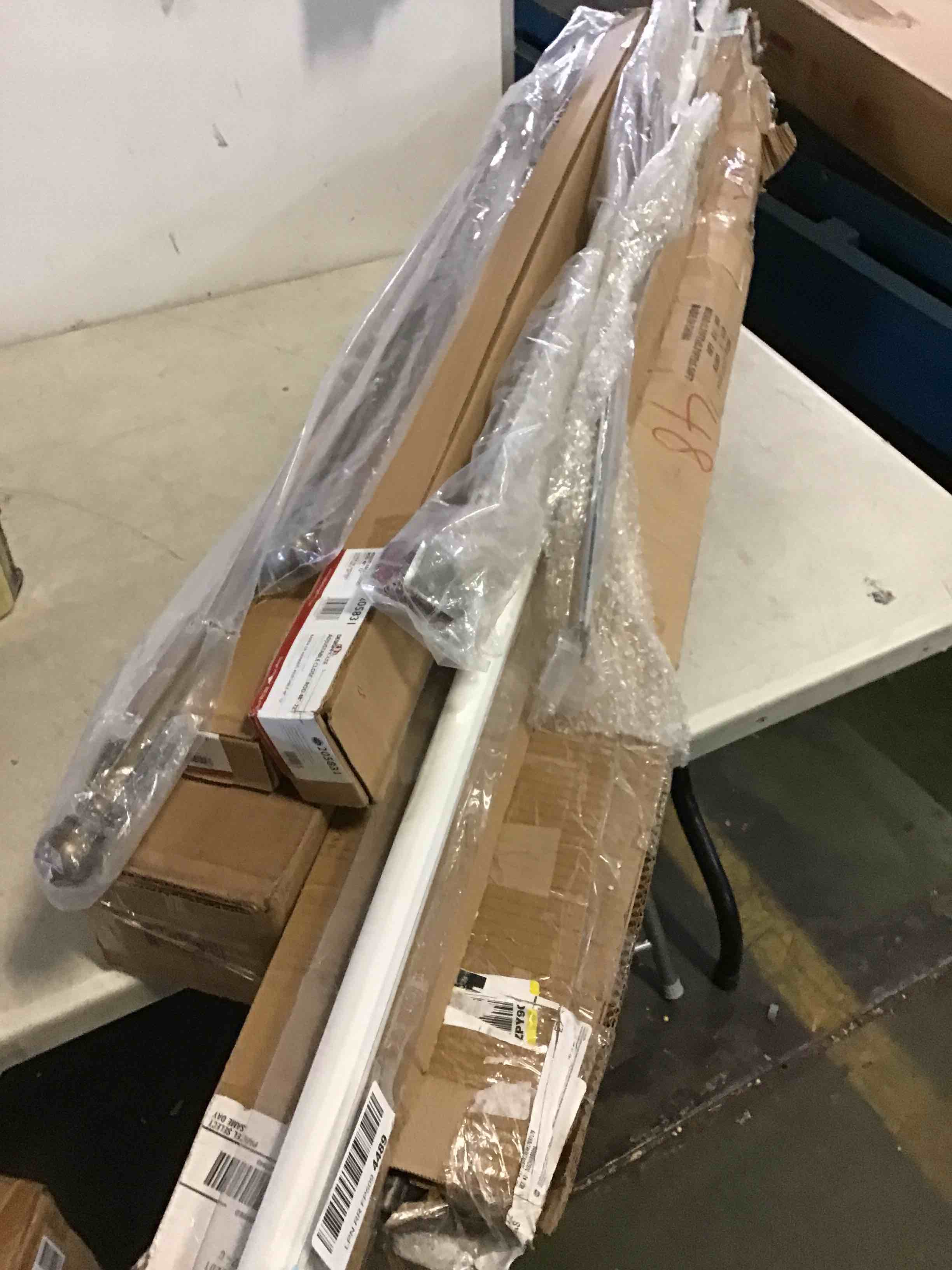 https://s3.amazonaws.com/lotting-images-prod/bidfta/RED5267030_1694615838755.jpeg