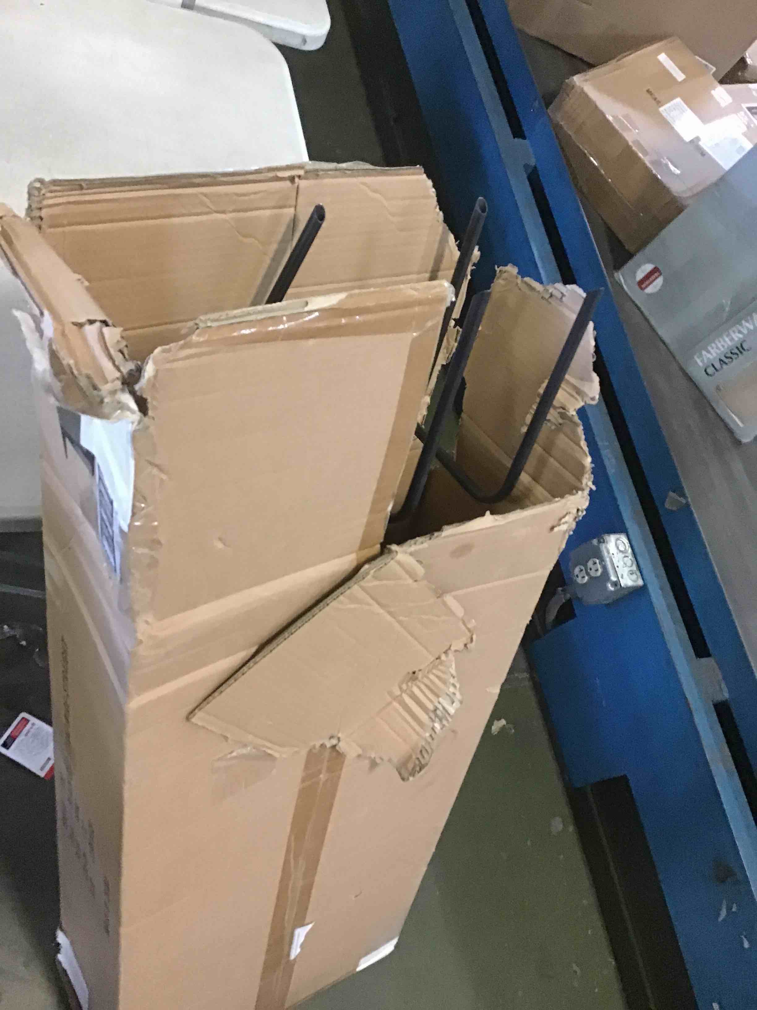 https://s3.amazonaws.com/lotting-images-prod/bidfta/RED5267070_1694620432993.jpeg