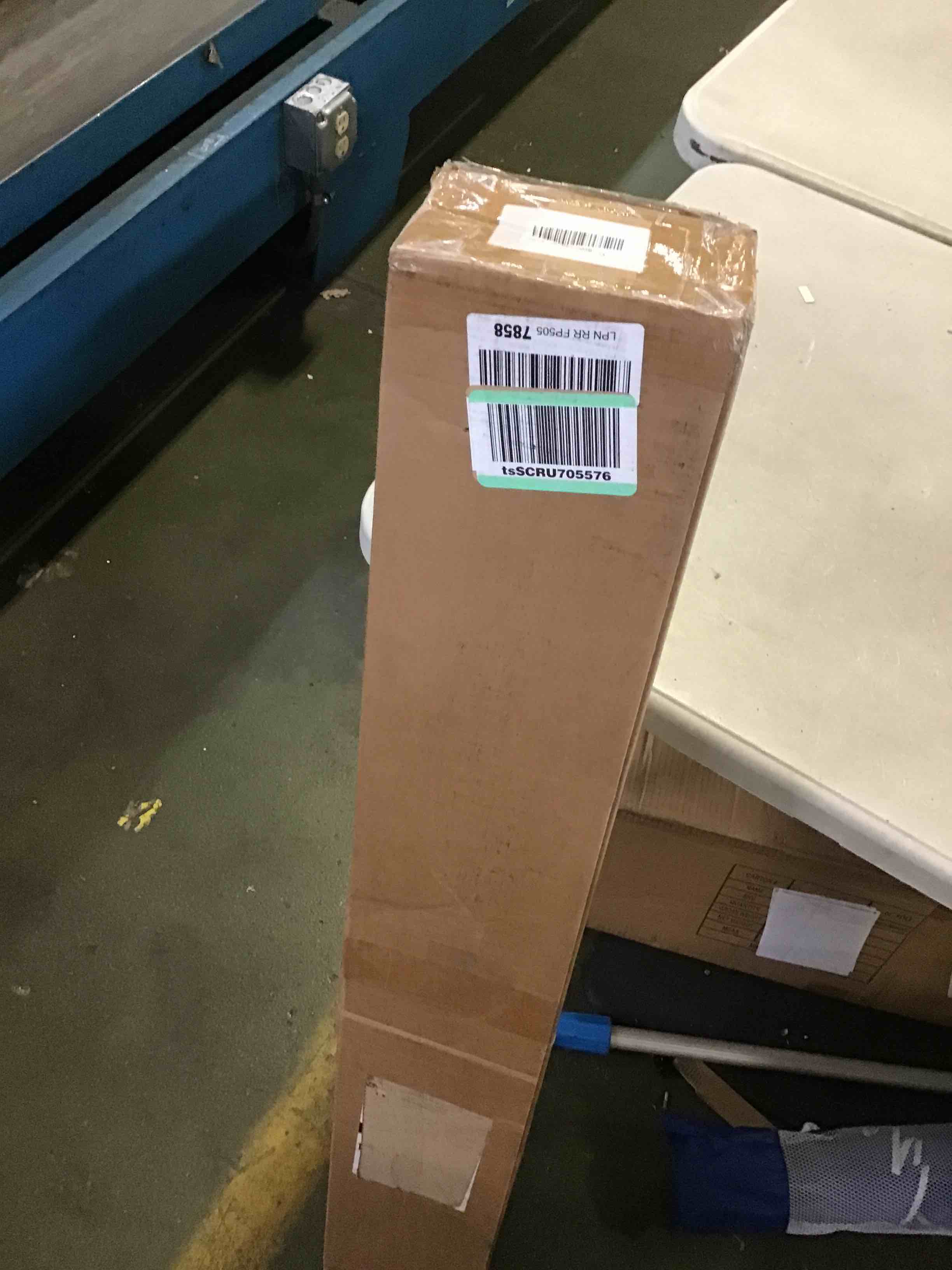 https://s3.amazonaws.com/lotting-images-prod/bidfta/RED5267278_1694705115764.jpeg