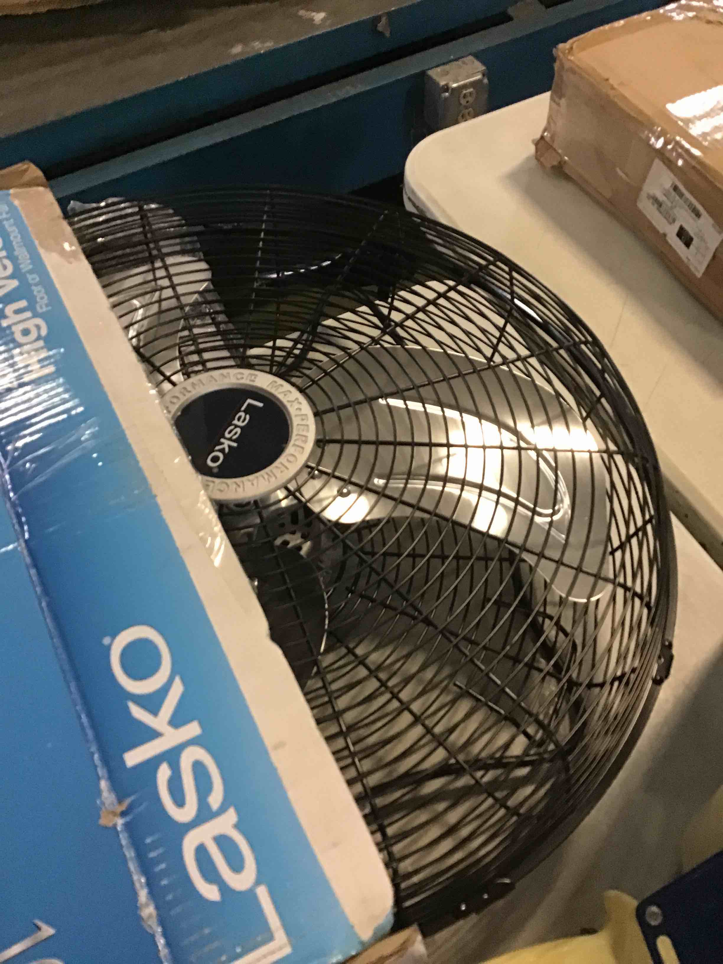 https://s3.amazonaws.com/lotting-images-prod/bidfta/RED5267382_1694720938680.jpeg