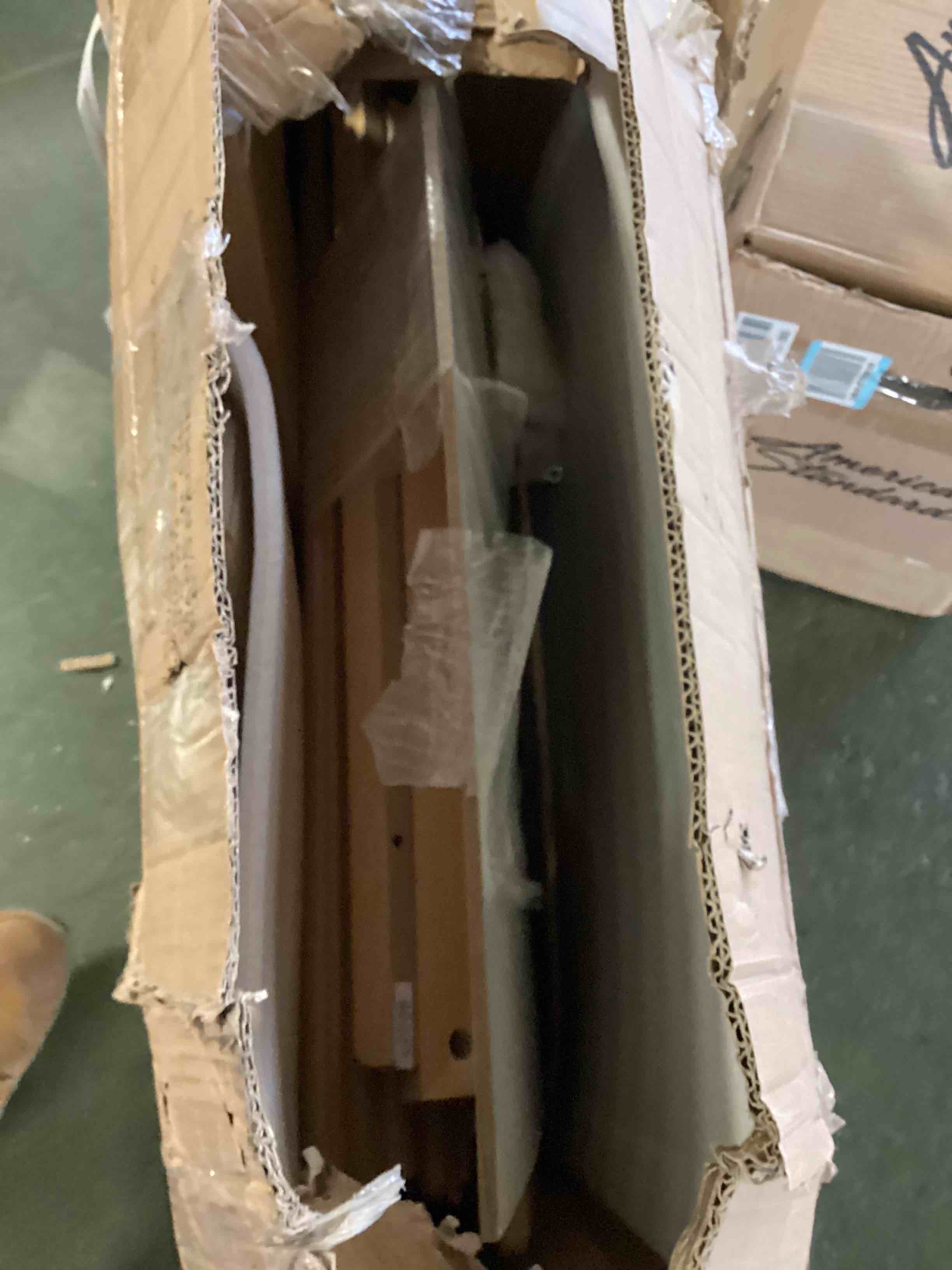 https://s3.amazonaws.com/lotting-images-prod/bidfta/RED5273889_1695301315456.jpeg