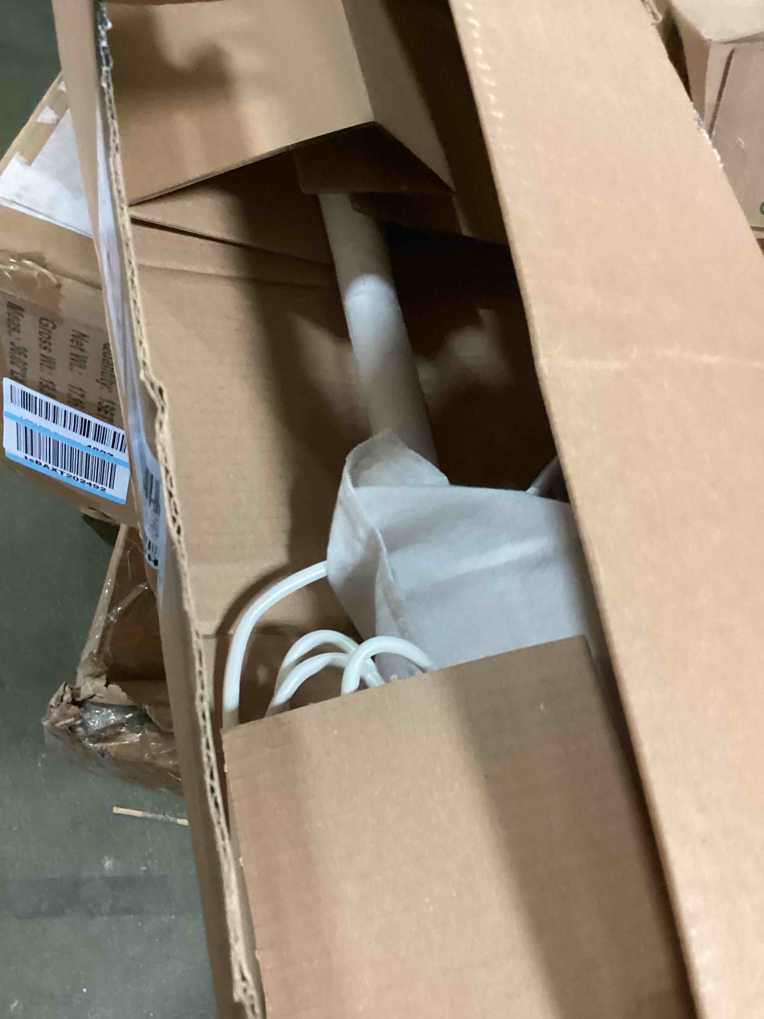 https://s3.amazonaws.com/lotting-images-prod/bidfta/RED5274162_1695406199287.jpeg