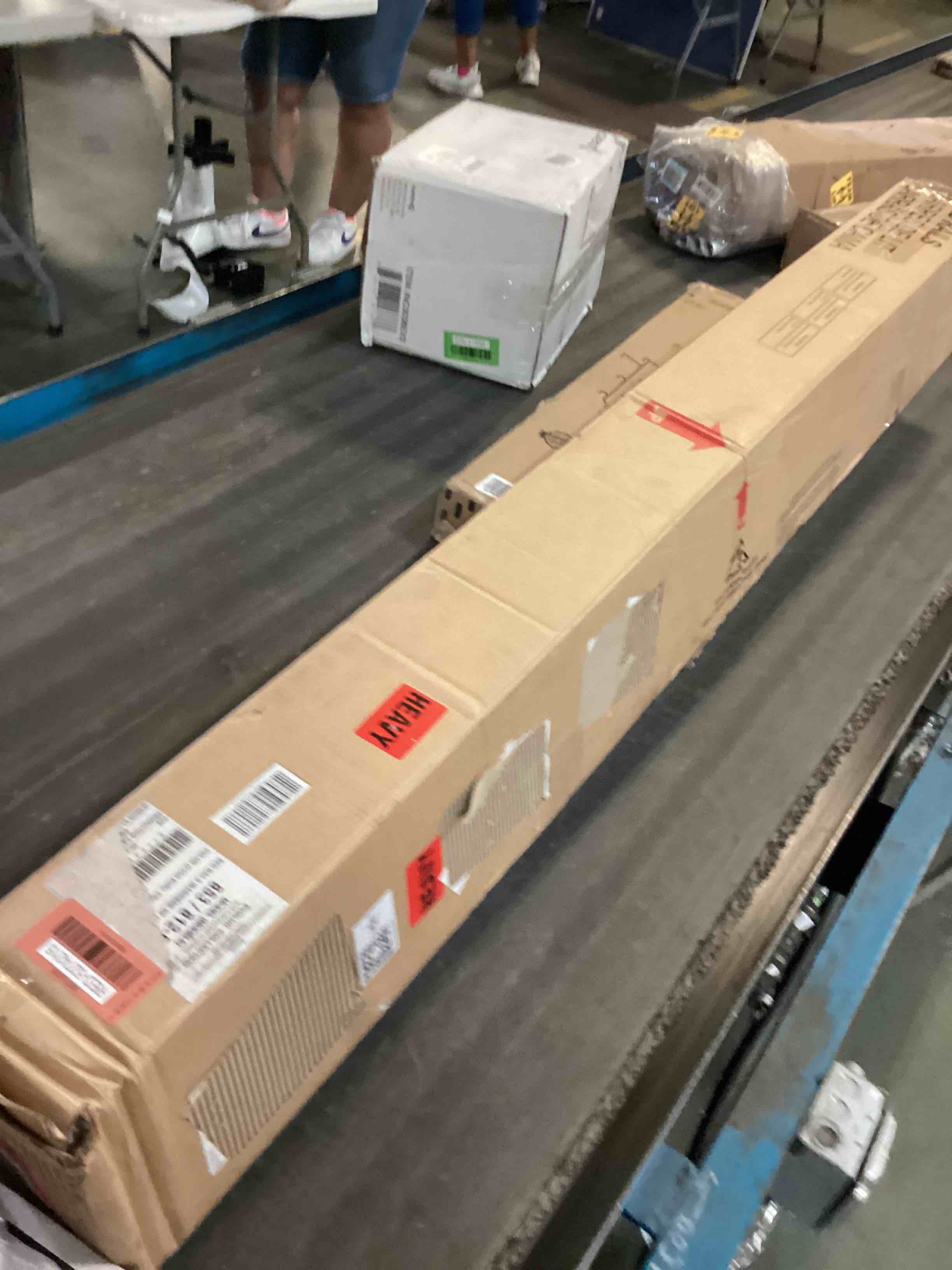 https://s3.amazonaws.com/lotting-images-prod/bidfta/RED5274215_1695412529978.jpeg