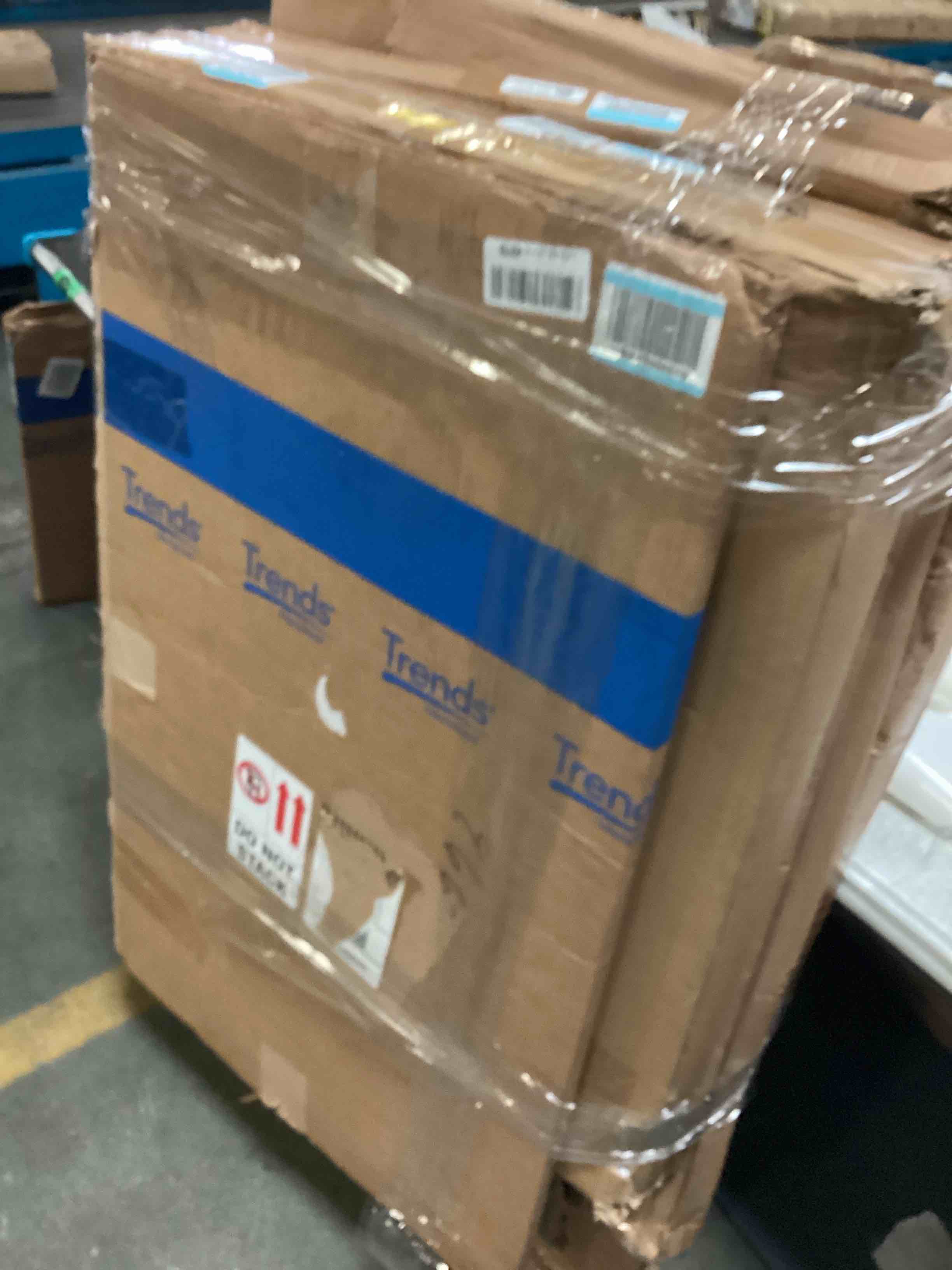 https://s3.amazonaws.com/lotting-images-prod/bidfta/RED5274392_1695659204593.jpeg