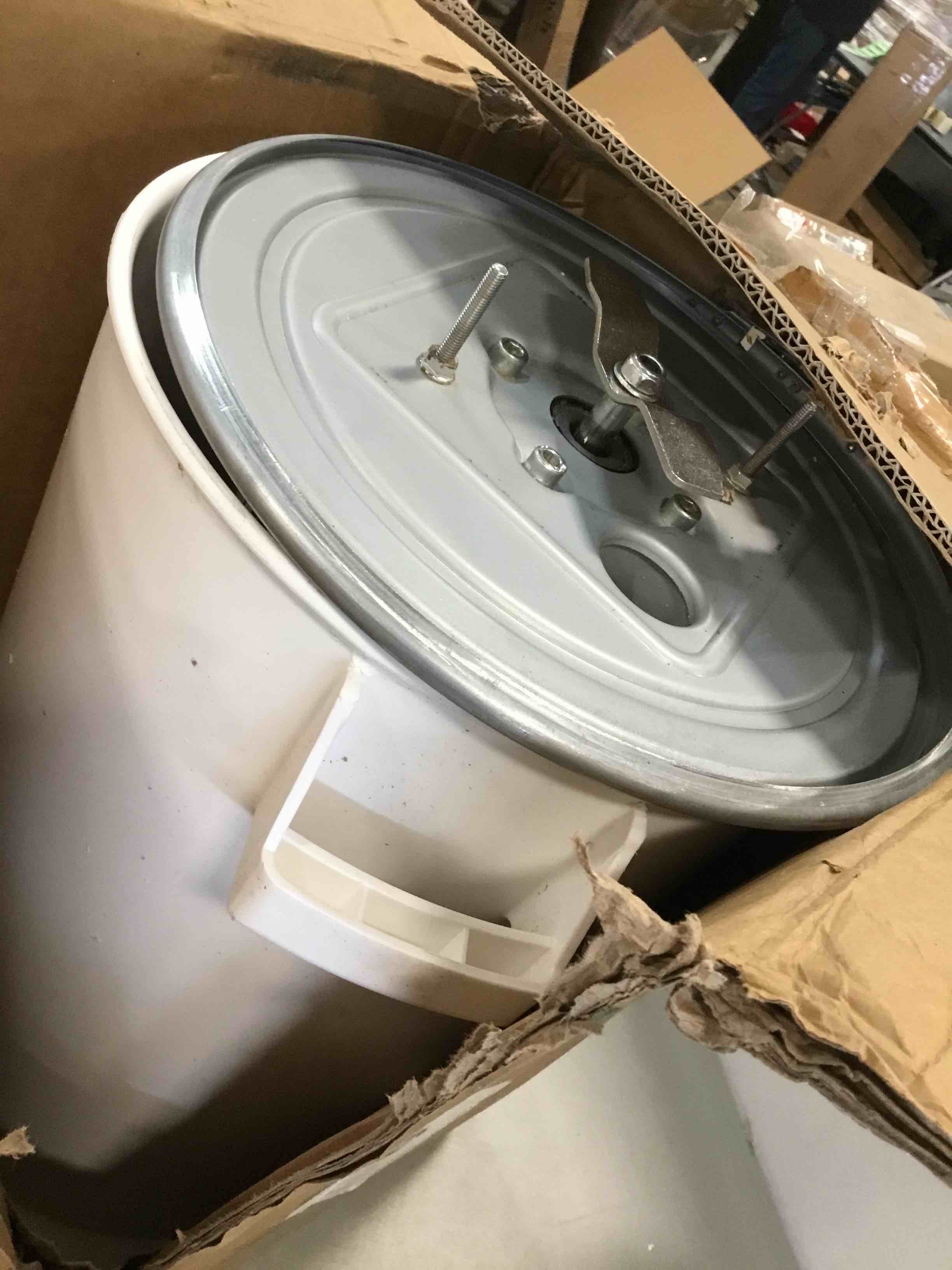 https://s3.amazonaws.com/lotting-images-prod/bidfta/RED5290677_1704308131938.jpeg