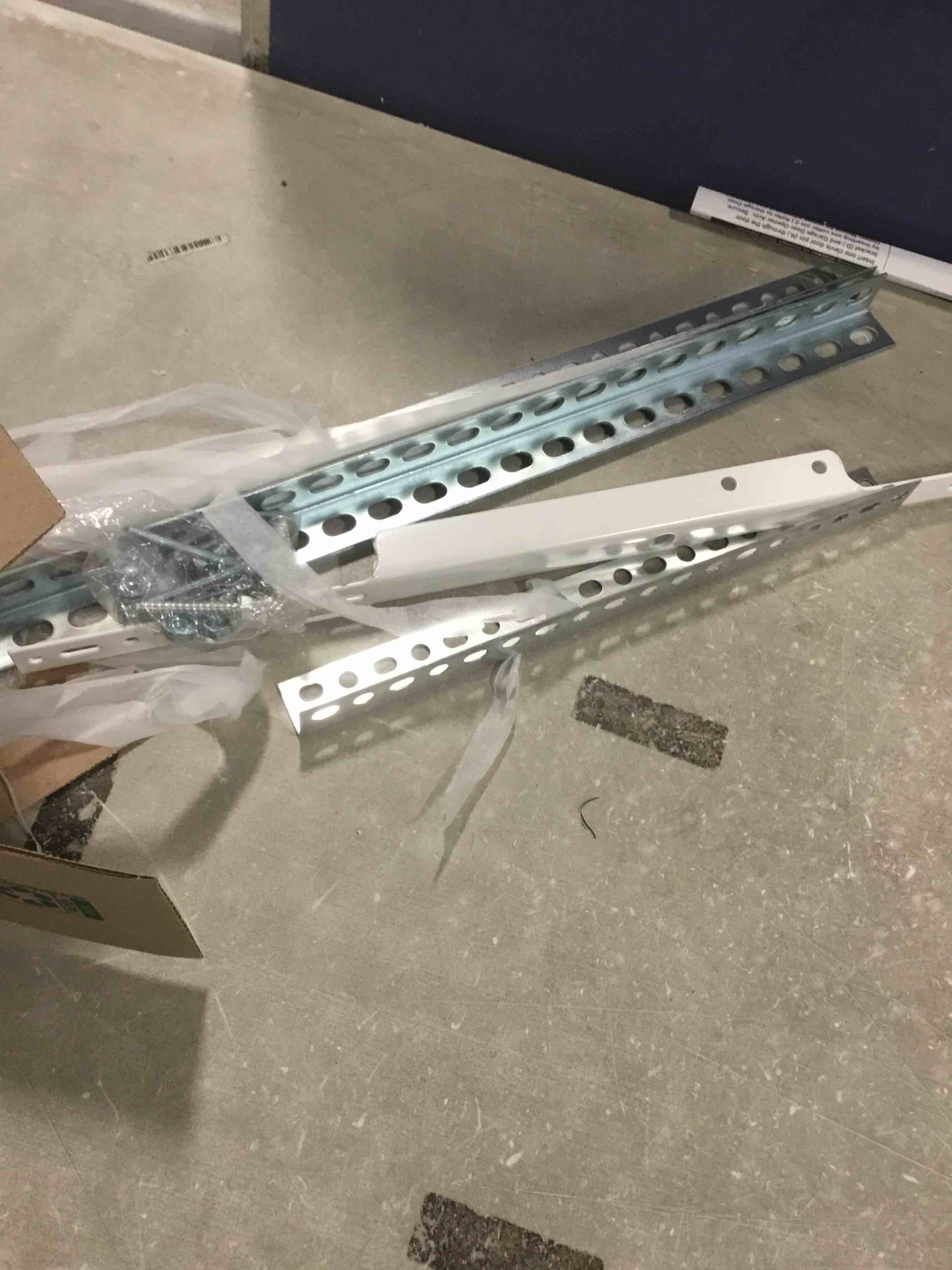 https://s3.amazonaws.com/lotting-images-prod/bidfta/RED5296046_1703875959770.jpeg