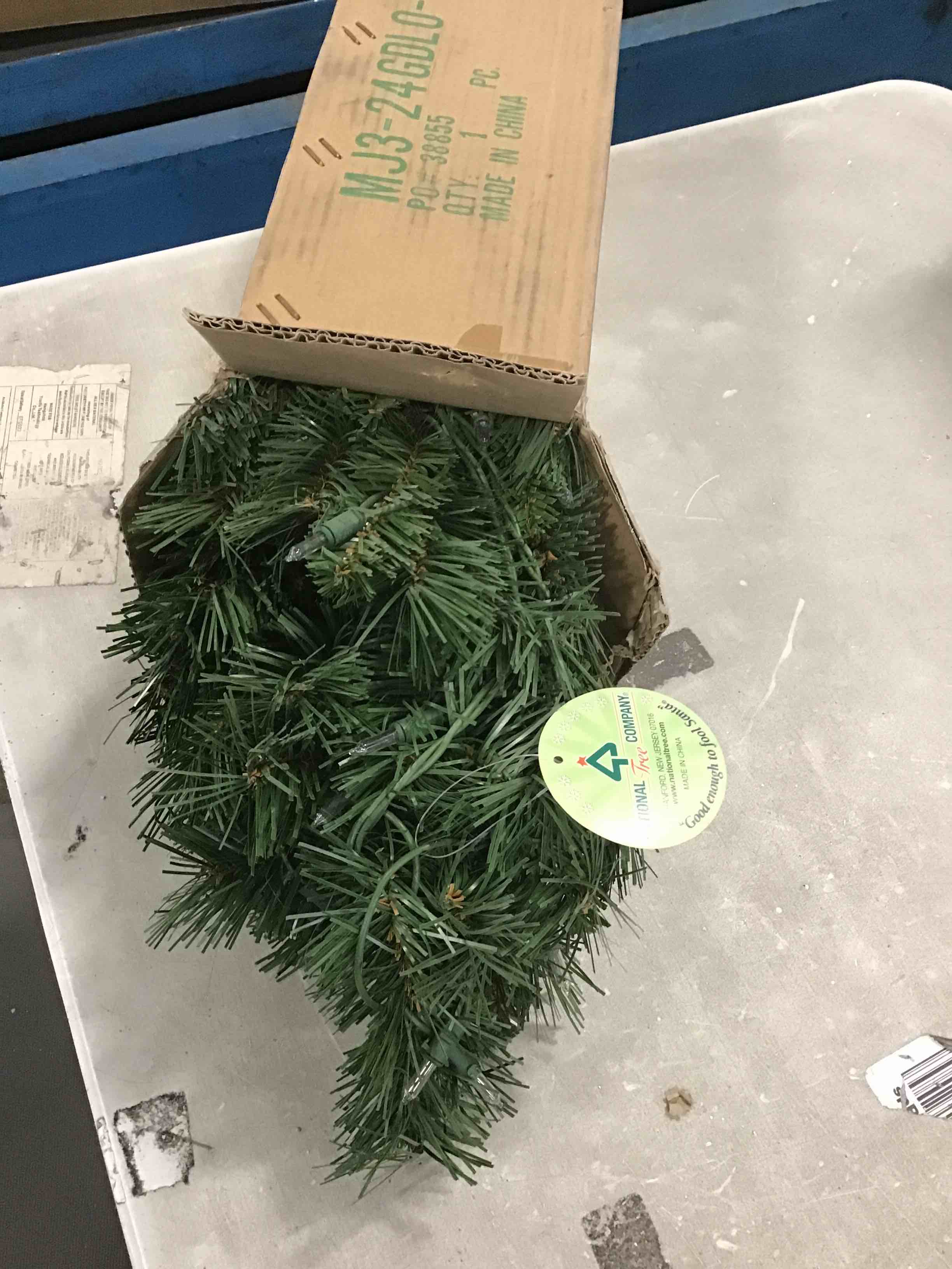 https://s3.amazonaws.com/lotting-images-prod/bidfta/RED5296233_1703957056380.jpeg