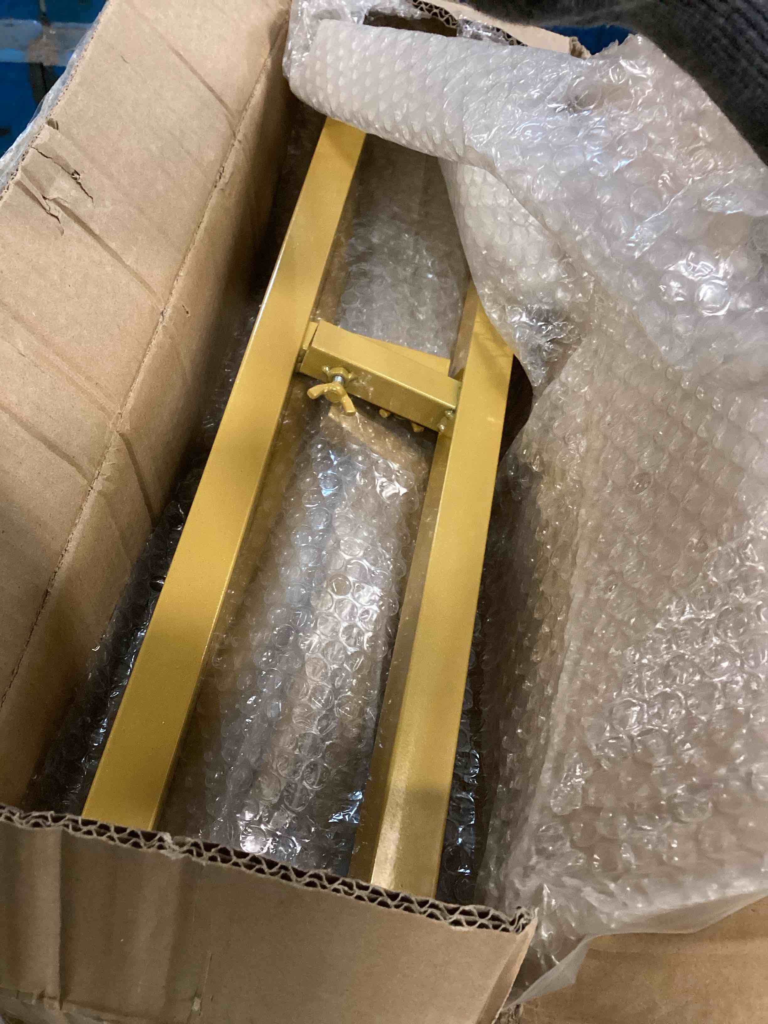 https://s3.amazonaws.com/lotting-images-prod/bidfta/RED5297736_1704201976106.jpeg