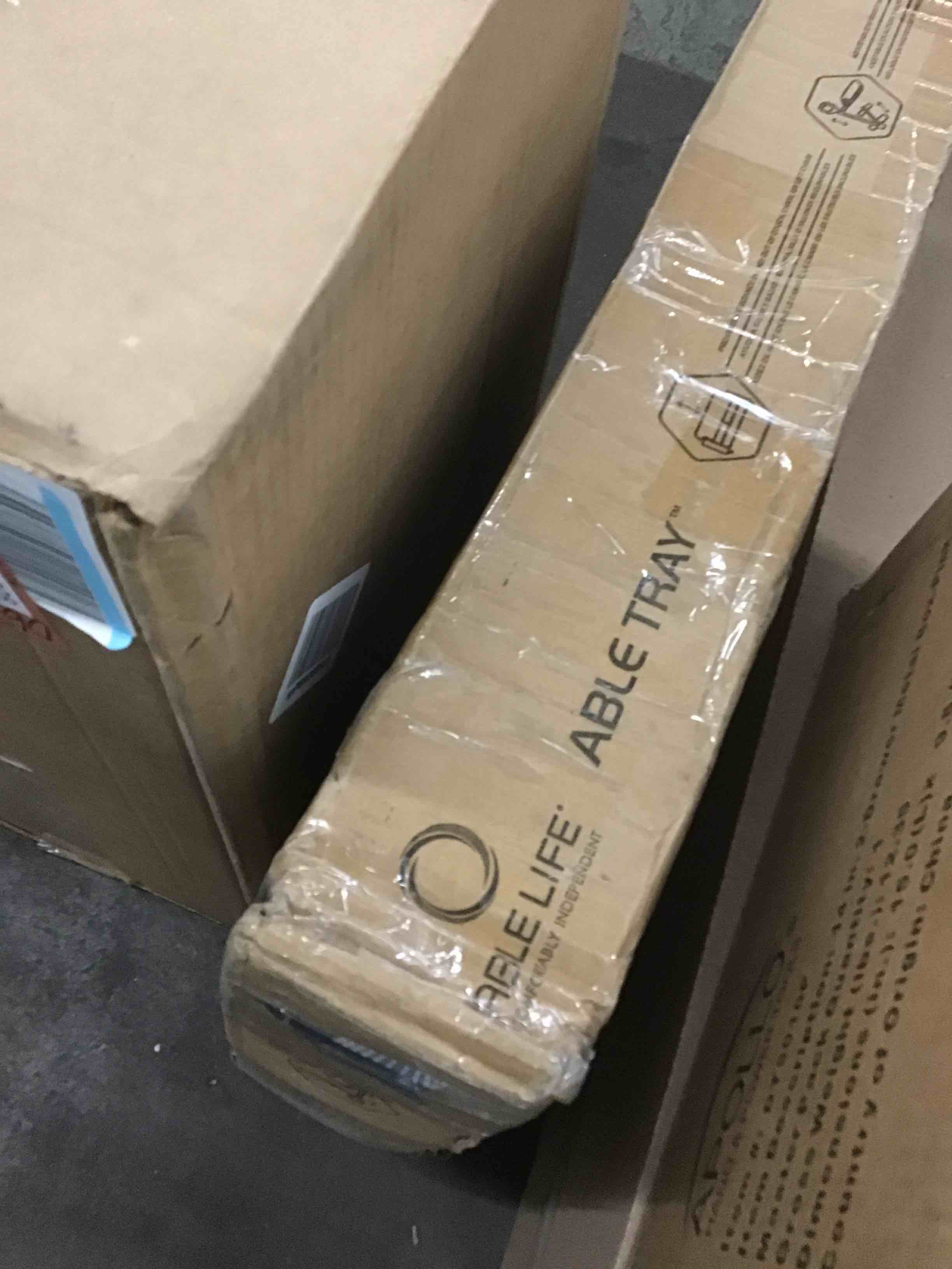 https://s3.amazonaws.com/lotting-images-prod/bidfta/RED5304809_1706647601131.jpeg