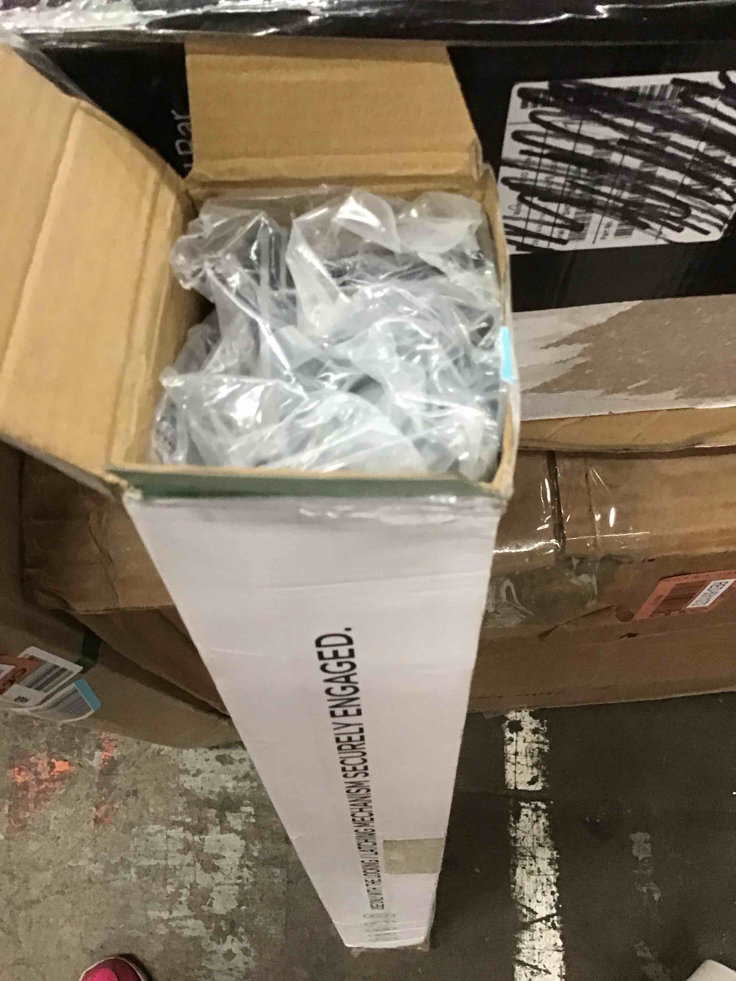 https://s3.amazonaws.com/lotting-images-prod/bidfta/RED5311275_1707496738279.jpeg