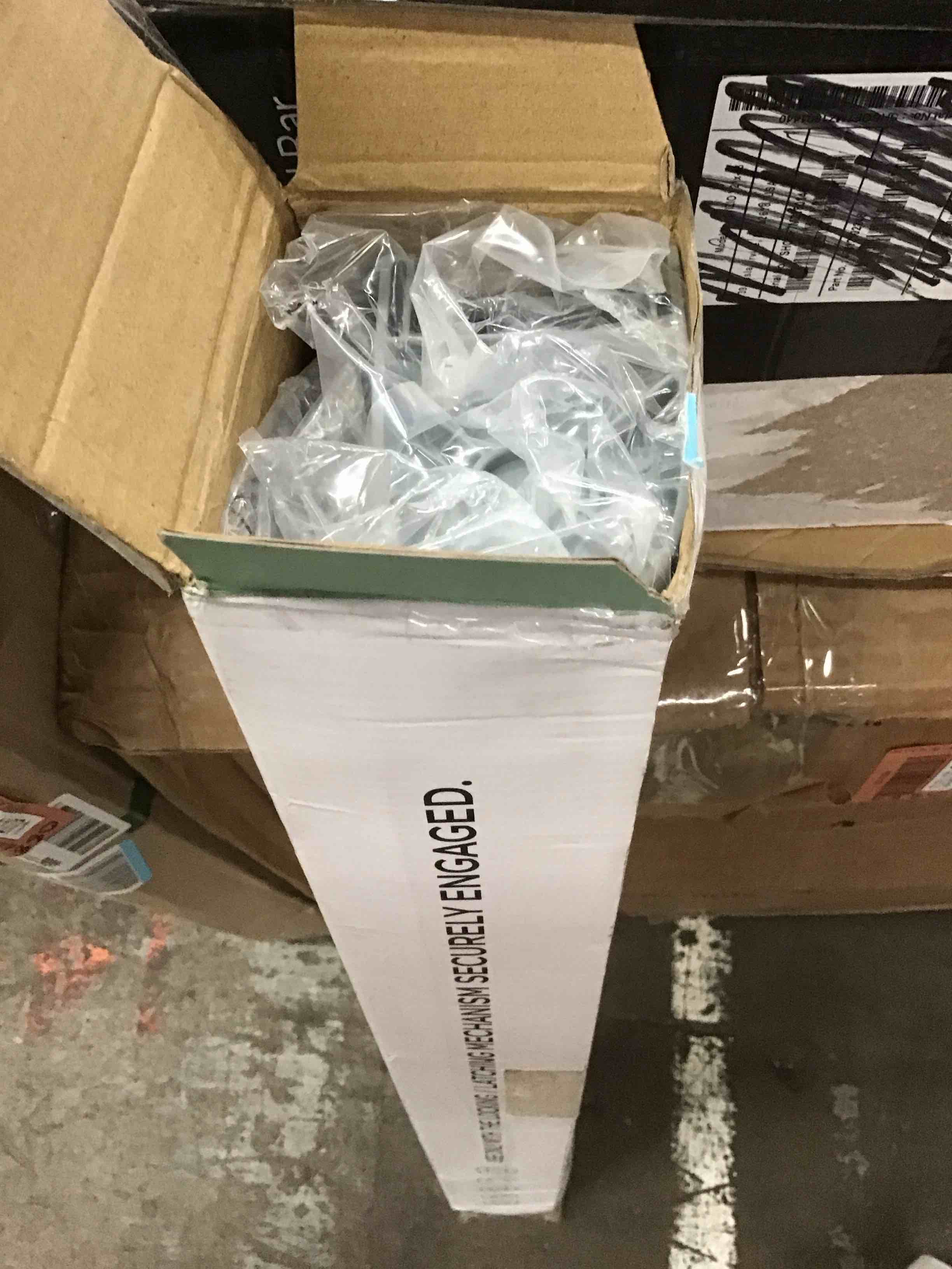 https://s3.amazonaws.com/lotting-images-prod/bidfta/RED5311275_1707496740407.jpeg