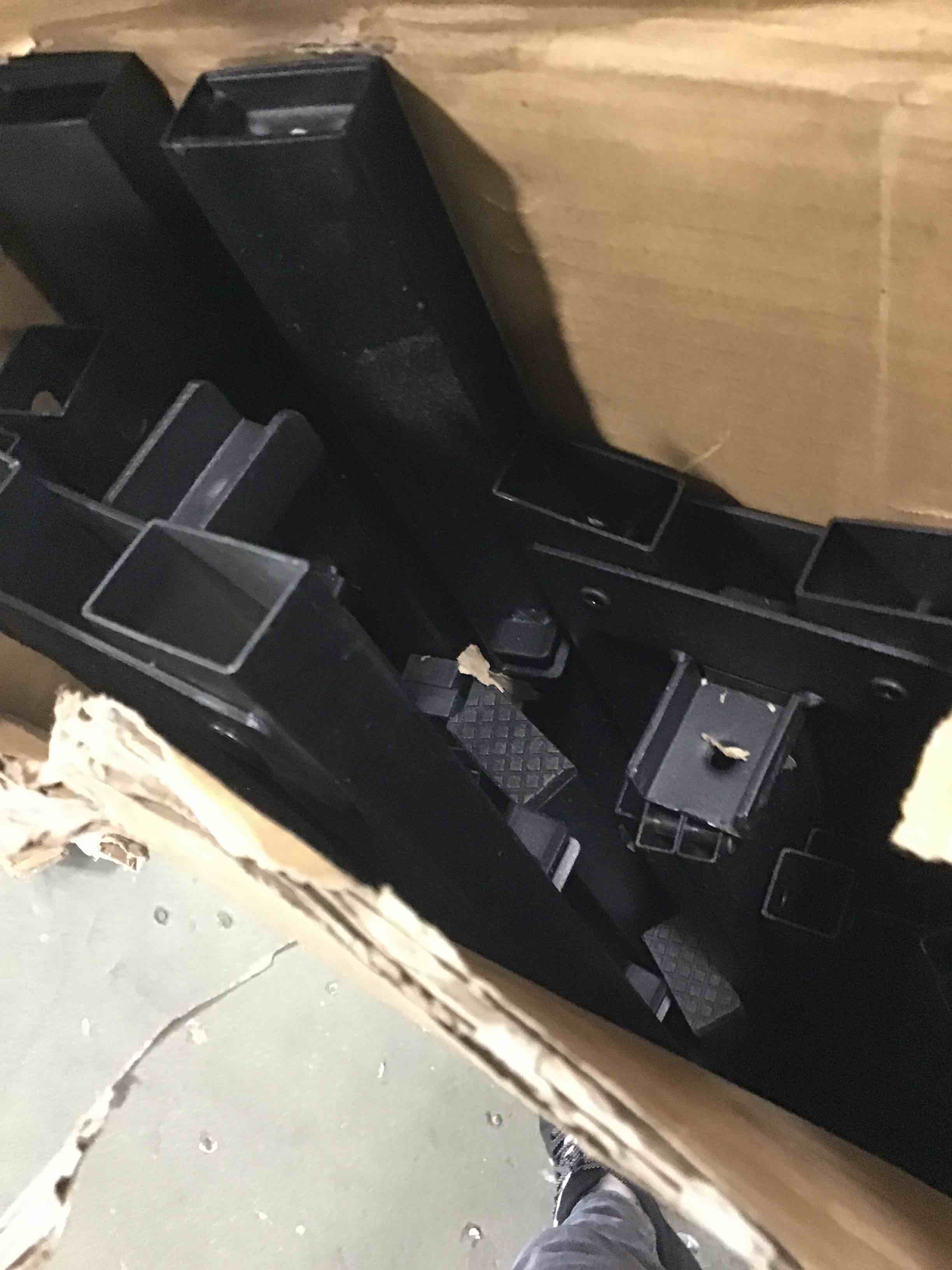 https://s3.amazonaws.com/lotting-images-prod/bidfta/RED5313417_1703709079681.jpeg