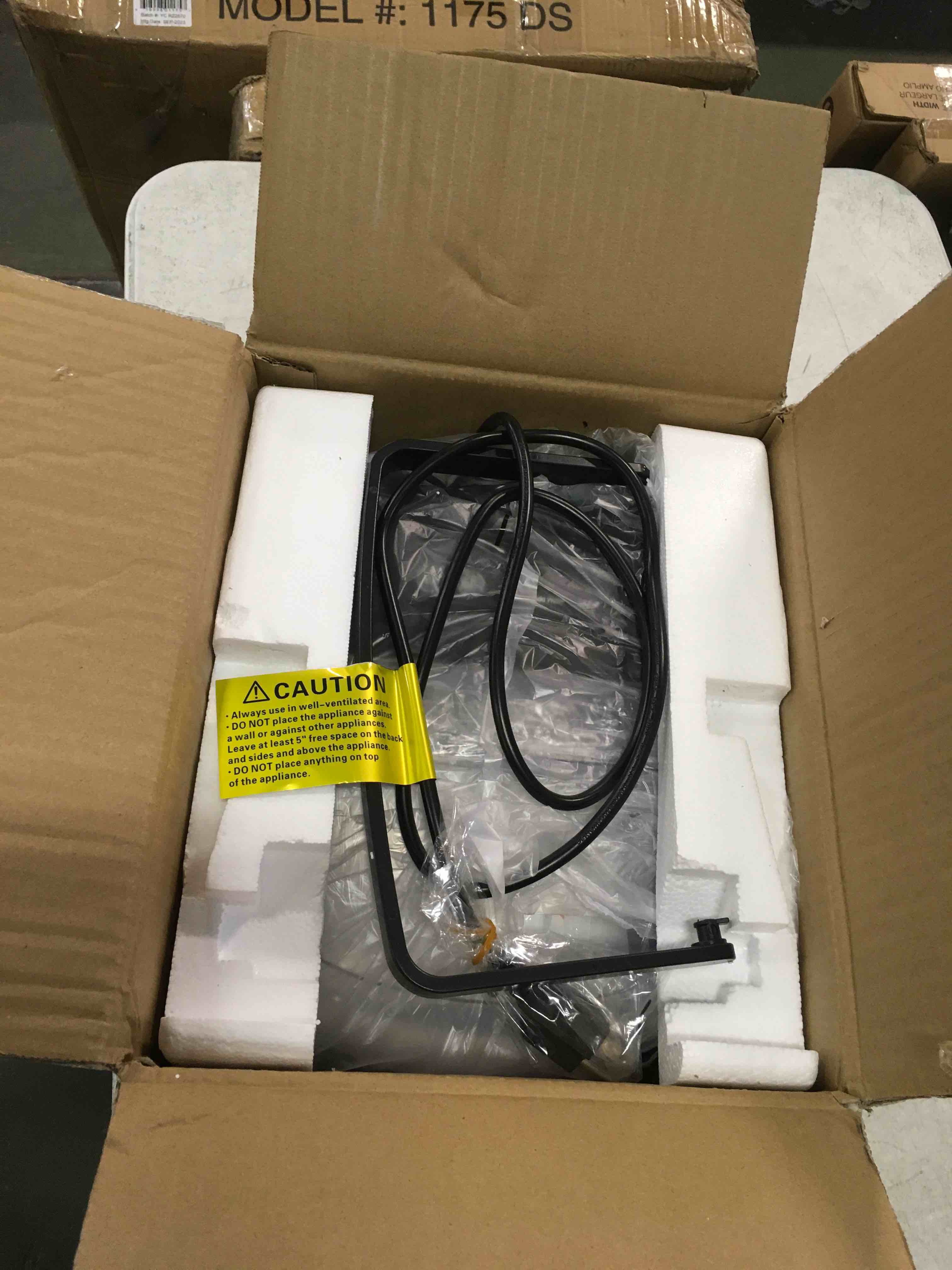 https://s3.amazonaws.com/lotting-images-prod/bidfta/RED5314509_1703855392219.jpeg