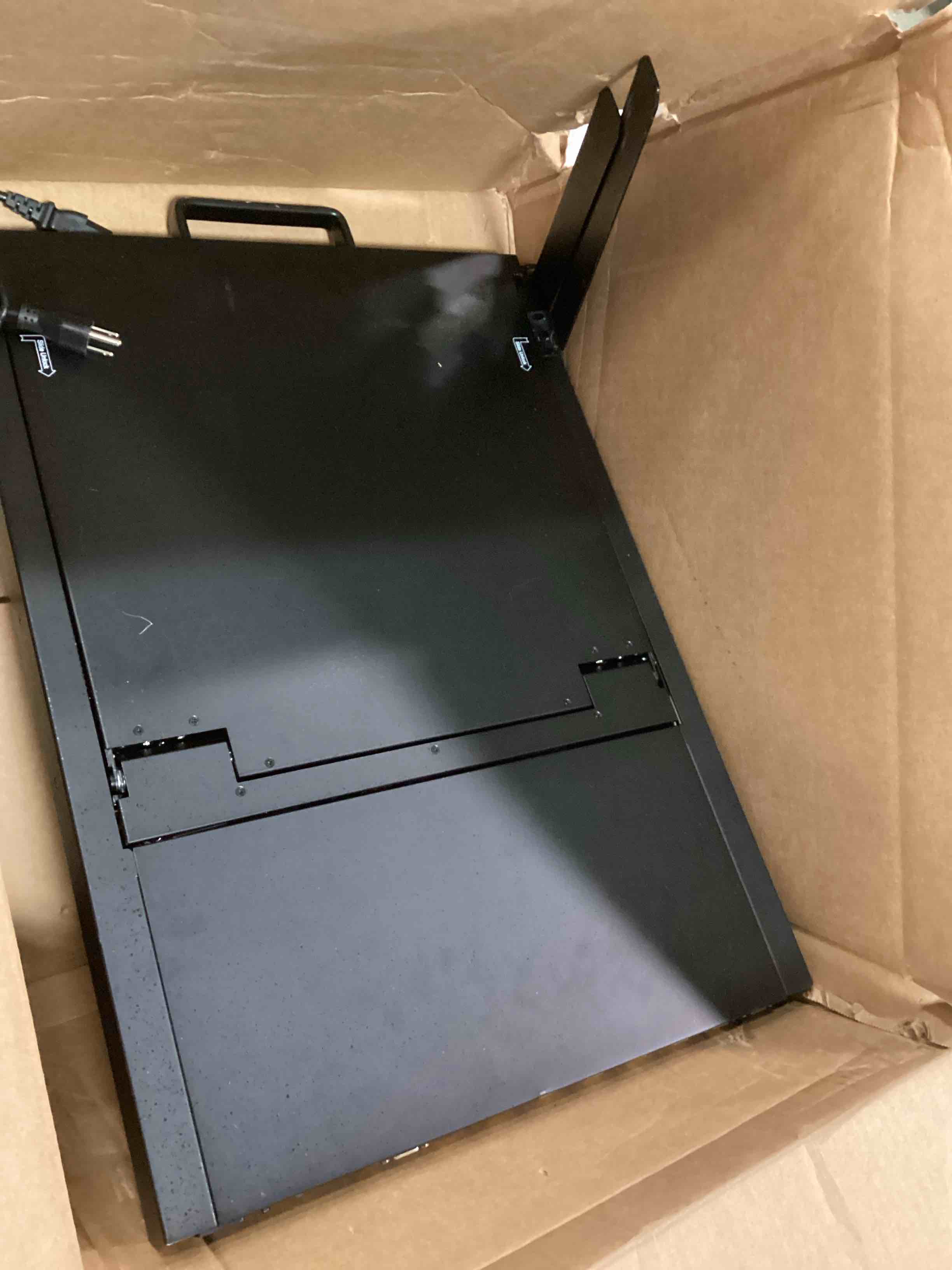 https://s3.amazonaws.com/lotting-images-prod/bidfta/RED5315727_1703775378810.jpeg
