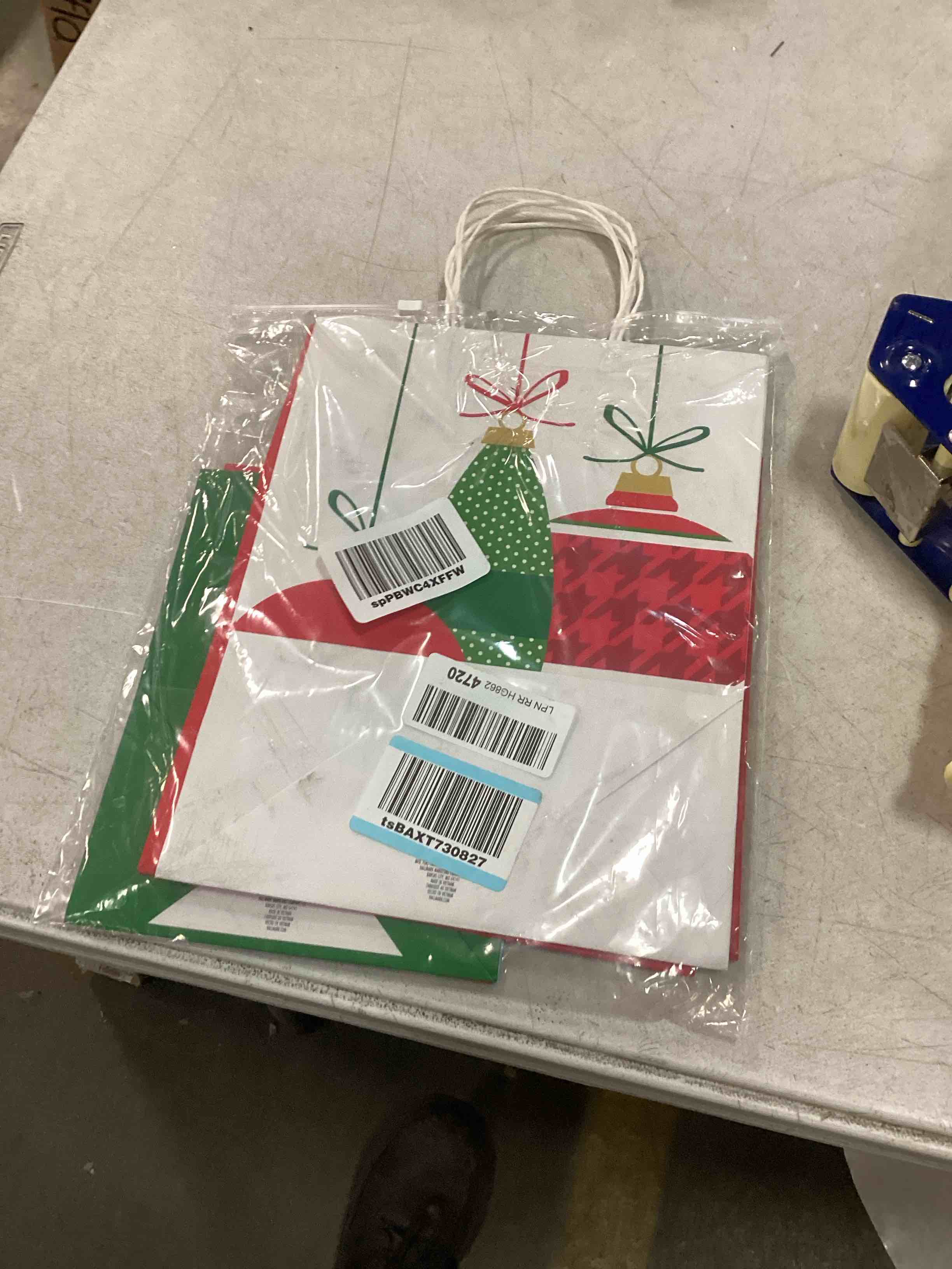 https://s3.amazonaws.com/lotting-images-prod/bidfta/RED5315860_1703789370367.jpeg