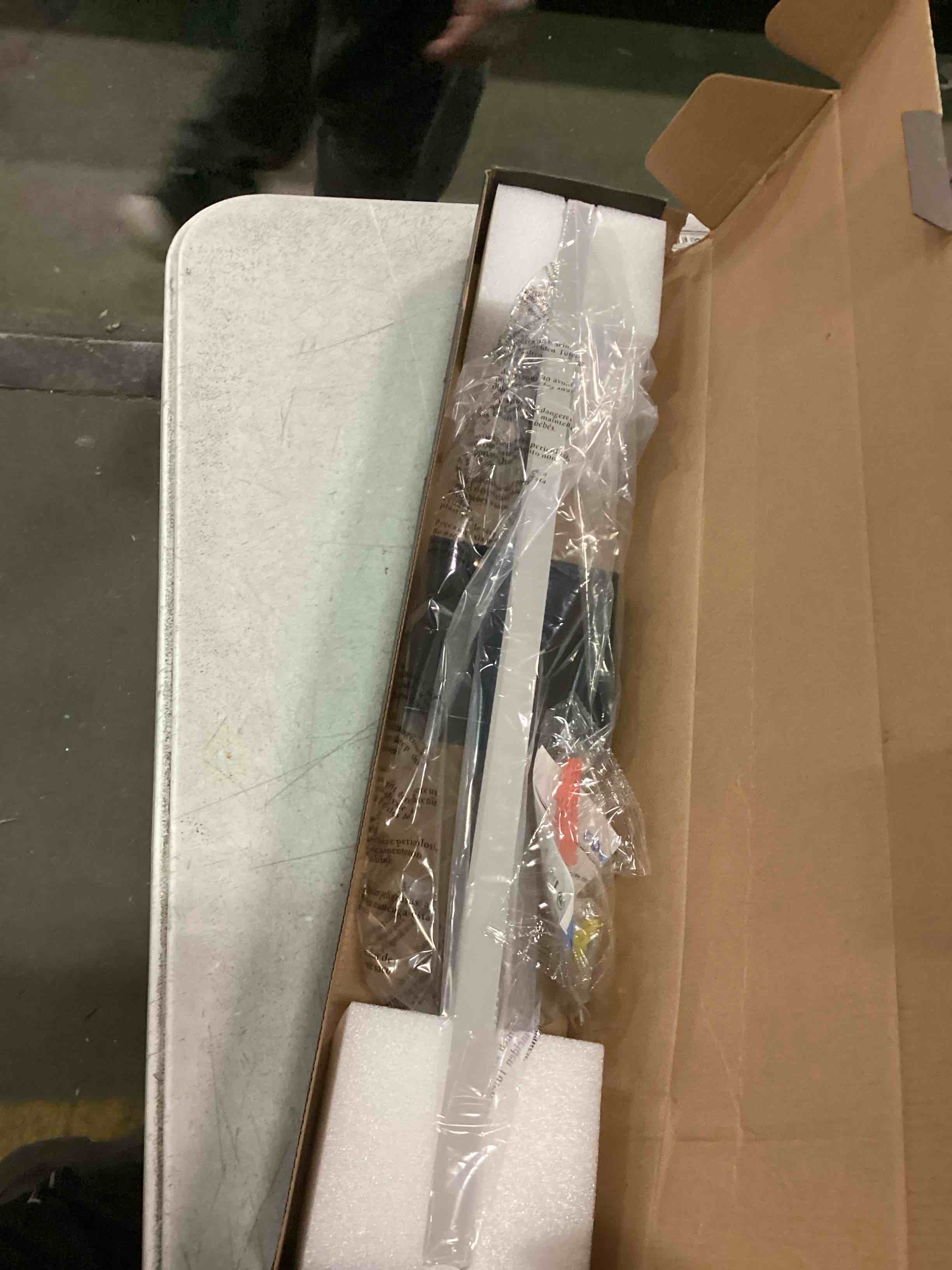https://s3.amazonaws.com/lotting-images-prod/bidfta/RED5315954_1703798359283.jpeg
