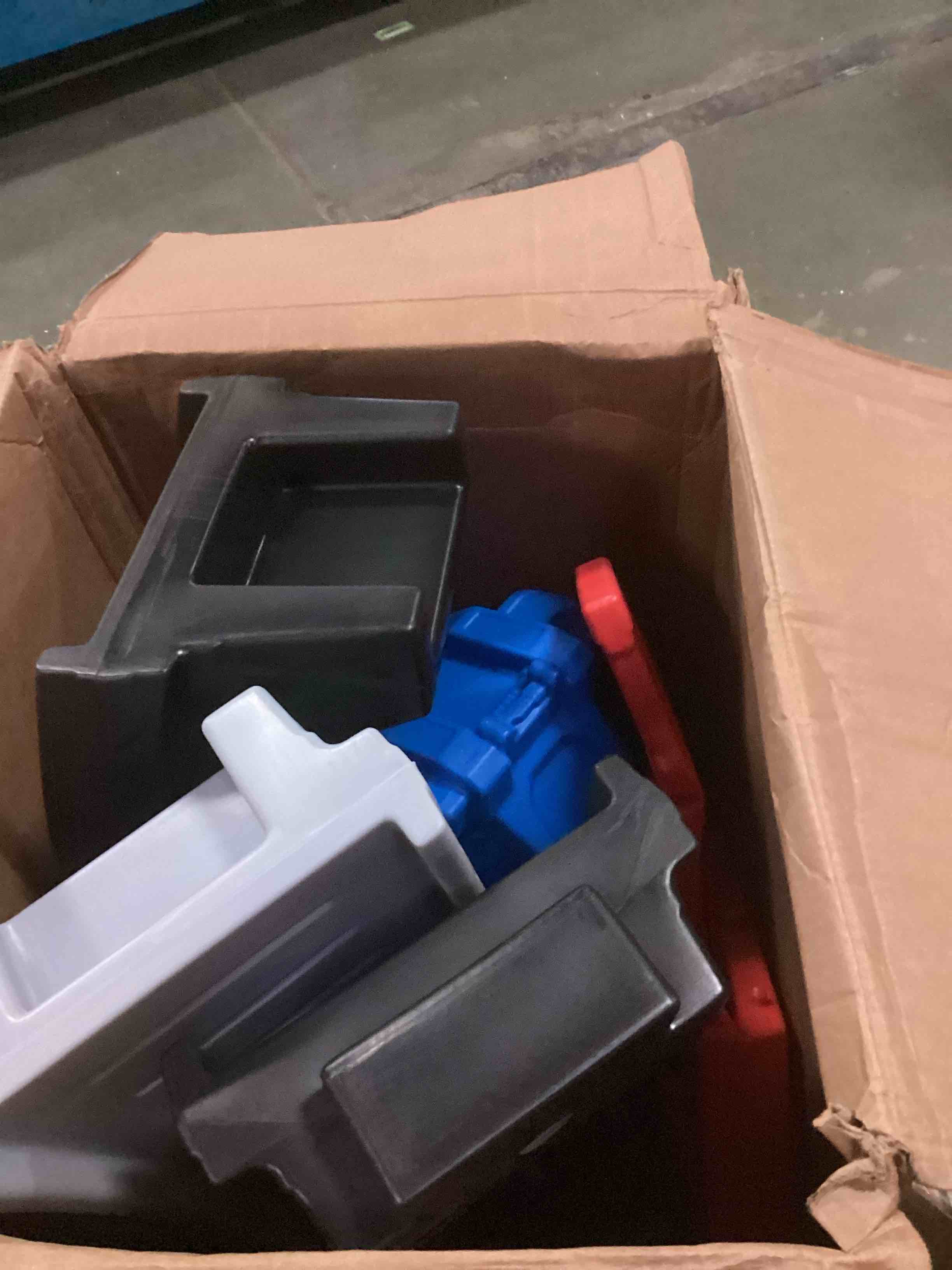 https://s3.amazonaws.com/lotting-images-prod/bidfta/RED5316556_1702910853077.jpeg