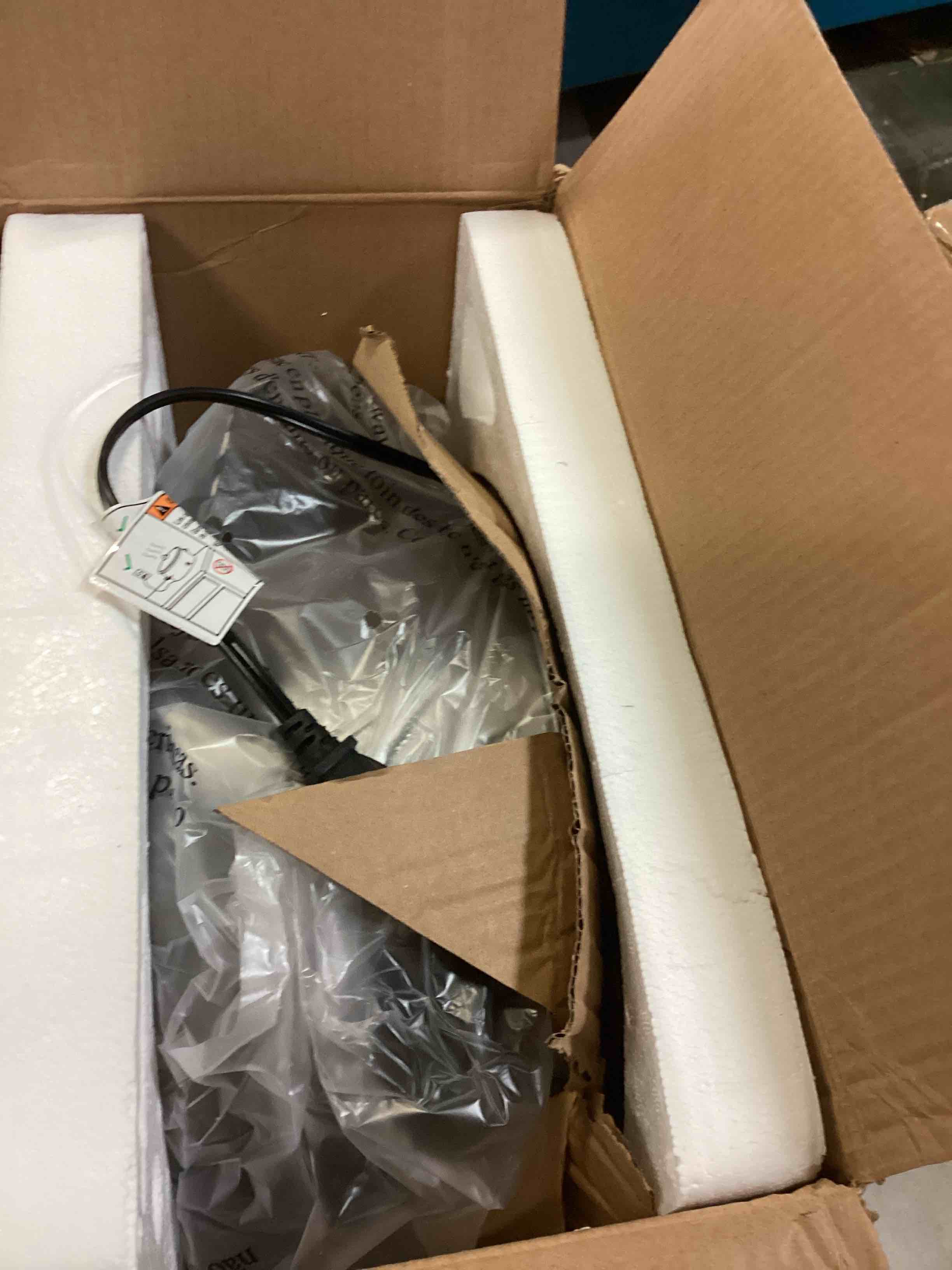 https://s3.amazonaws.com/lotting-images-prod/bidfta/RED5317324_1703179618802.jpeg