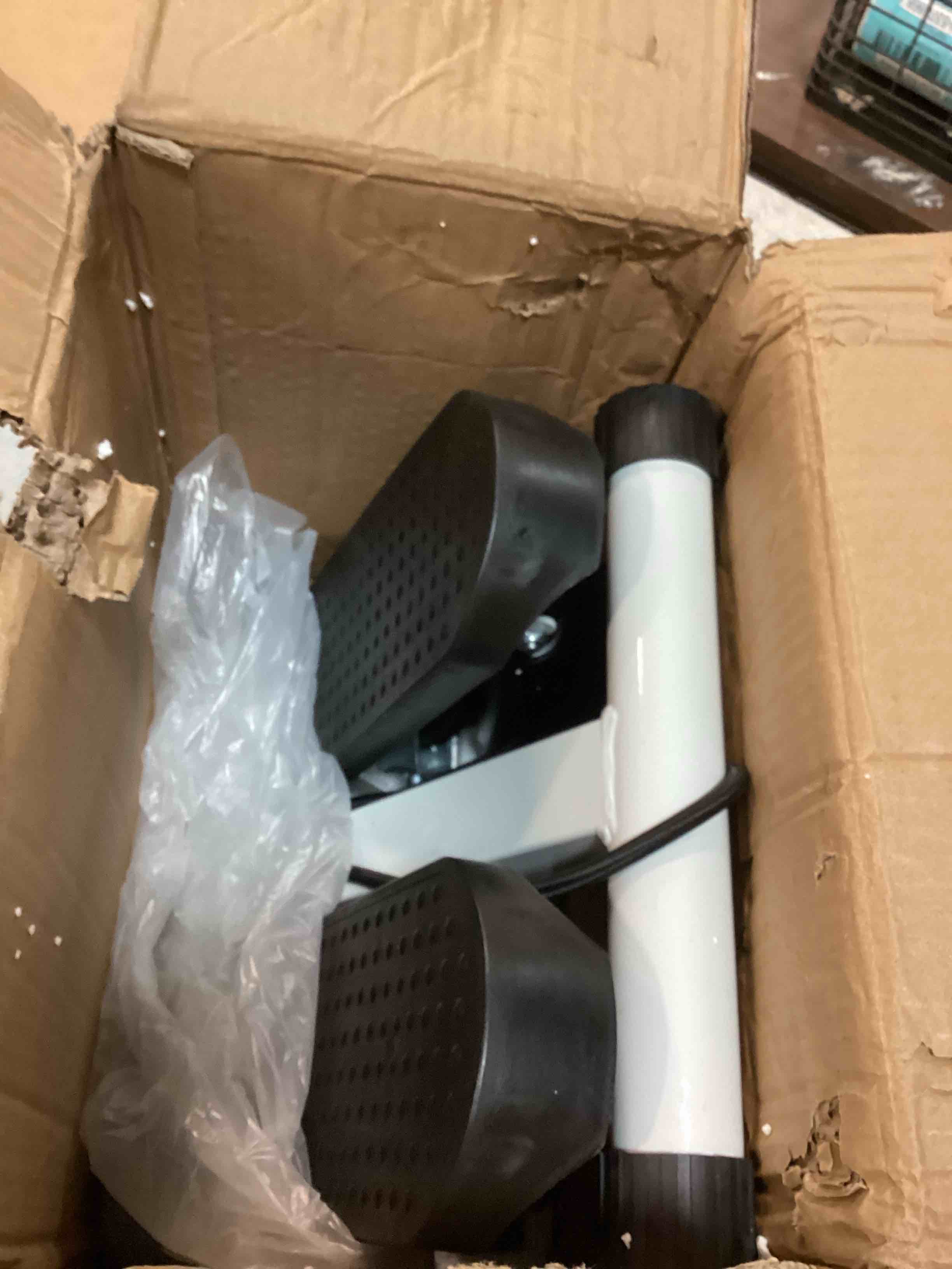 https://s3.amazonaws.com/lotting-images-prod/bidfta/RED5317841_1703601292258.jpeg