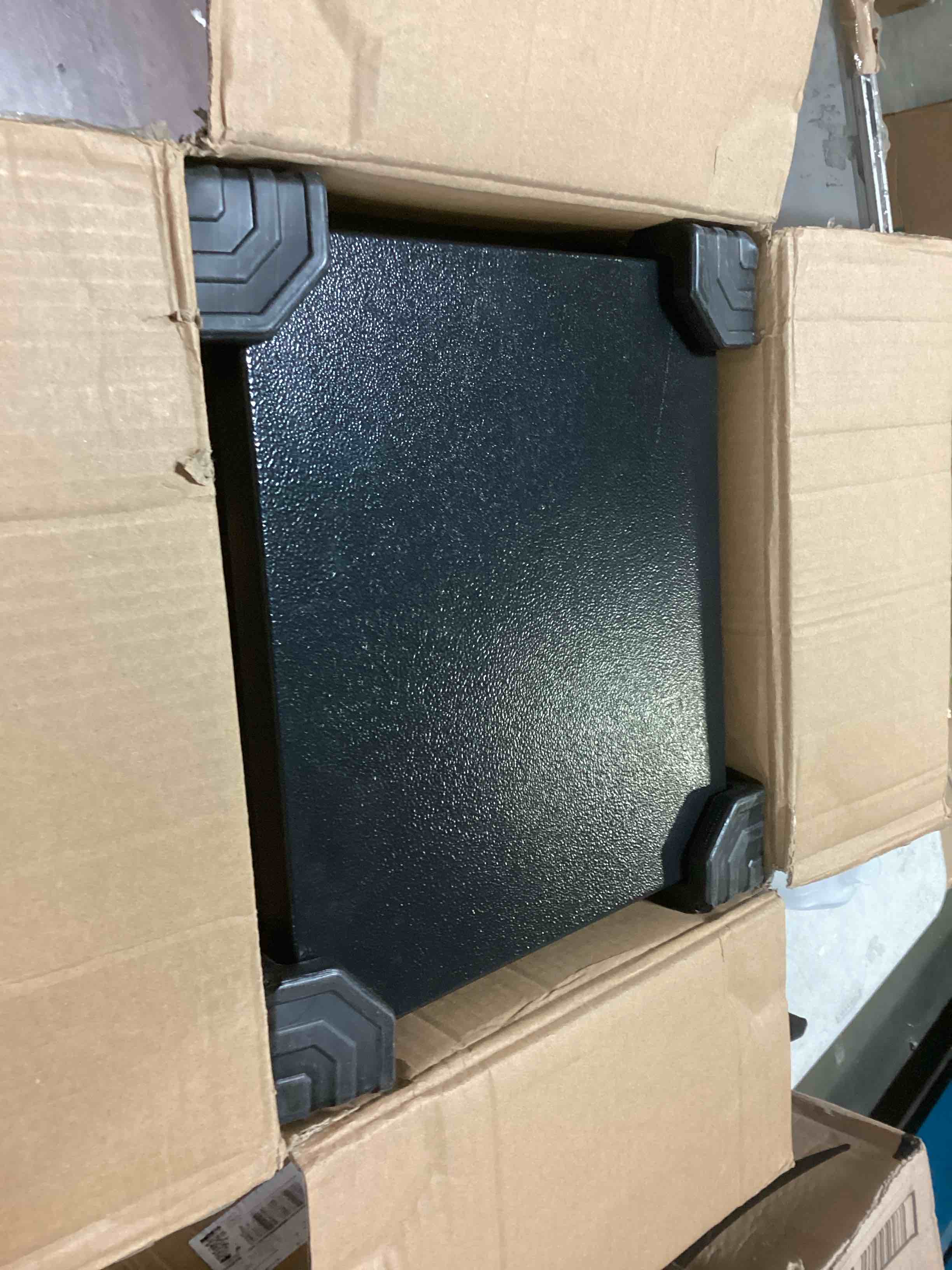 https://s3.amazonaws.com/lotting-images-prod/bidfta/RED5319722_1703014086230.jpeg