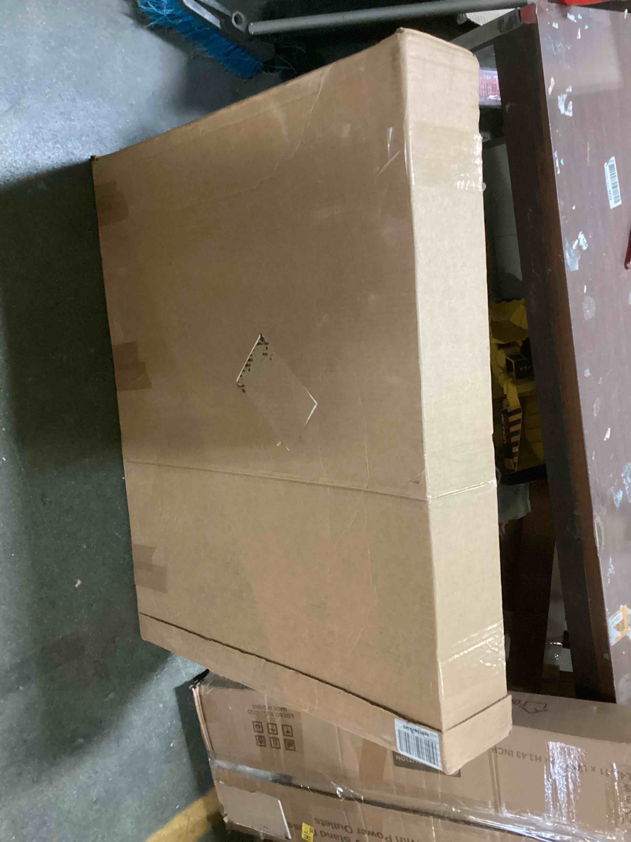 https://s3.amazonaws.com/lotting-images-prod/bidfta/RED5319750_1703017886958.jpeg