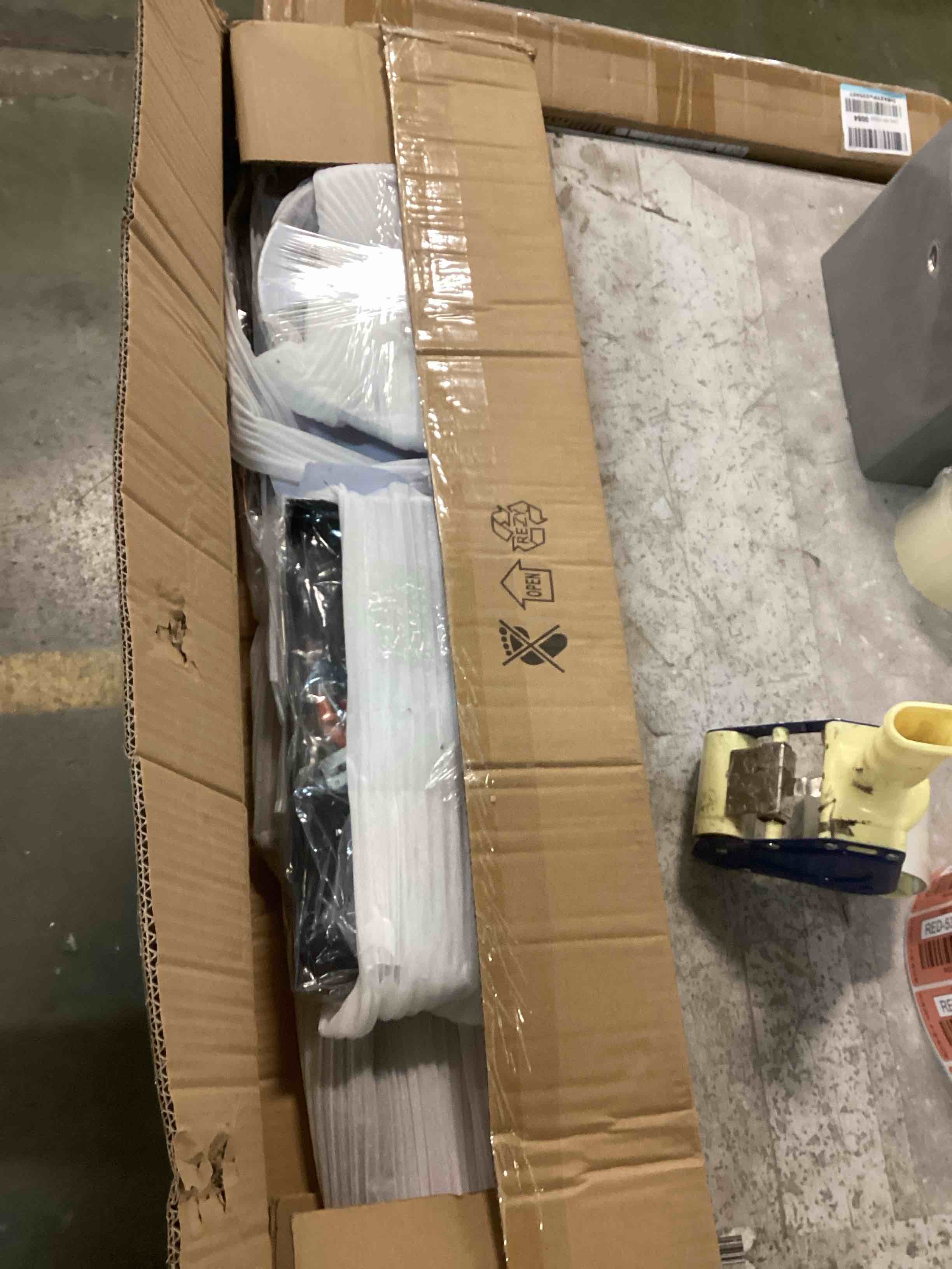 https://s3.amazonaws.com/lotting-images-prod/bidfta/RED5320429_1703268627836.jpeg