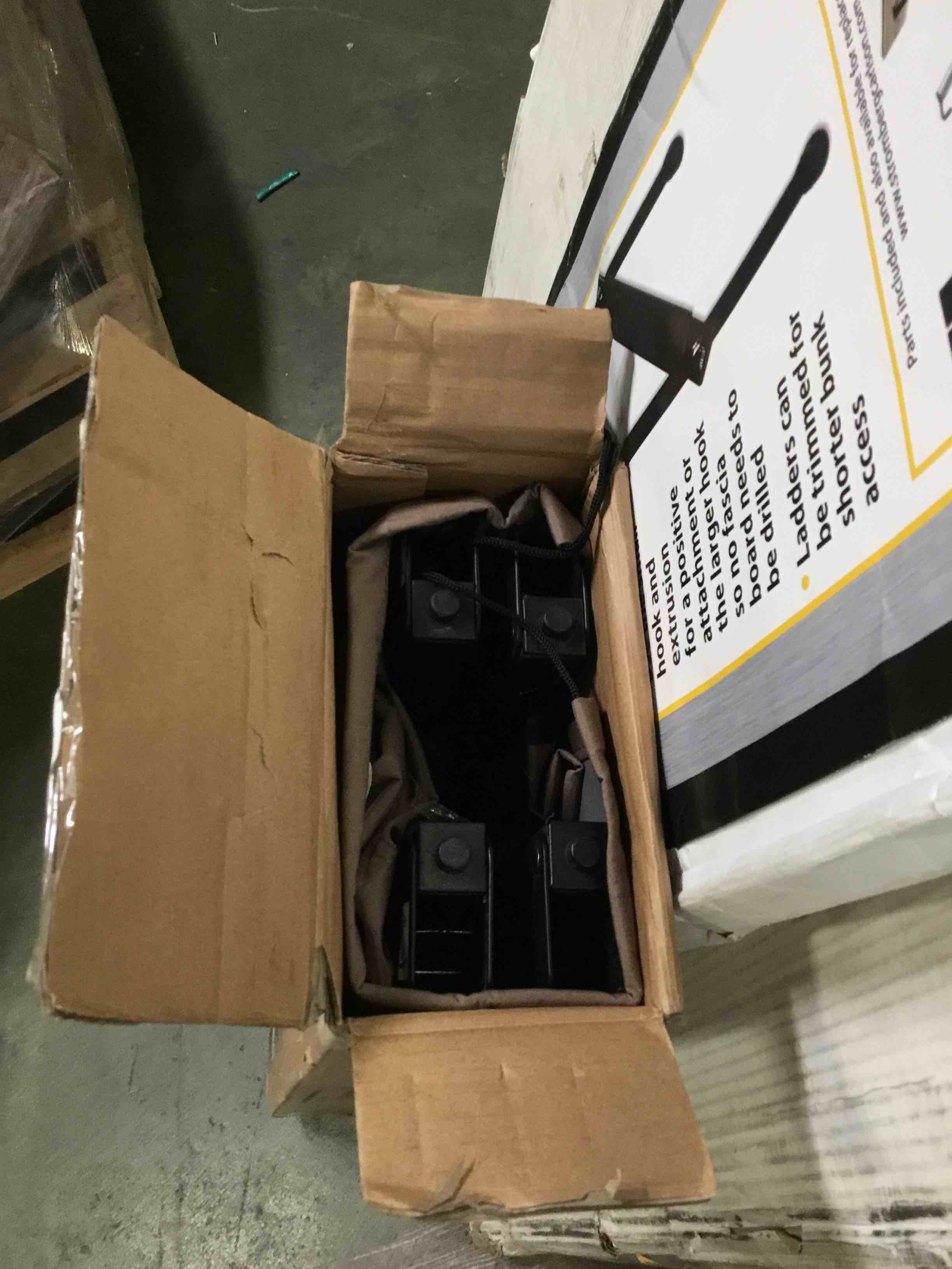 https://s3.amazonaws.com/lotting-images-prod/bidfta/RED5354993_1690471944876.jpeg