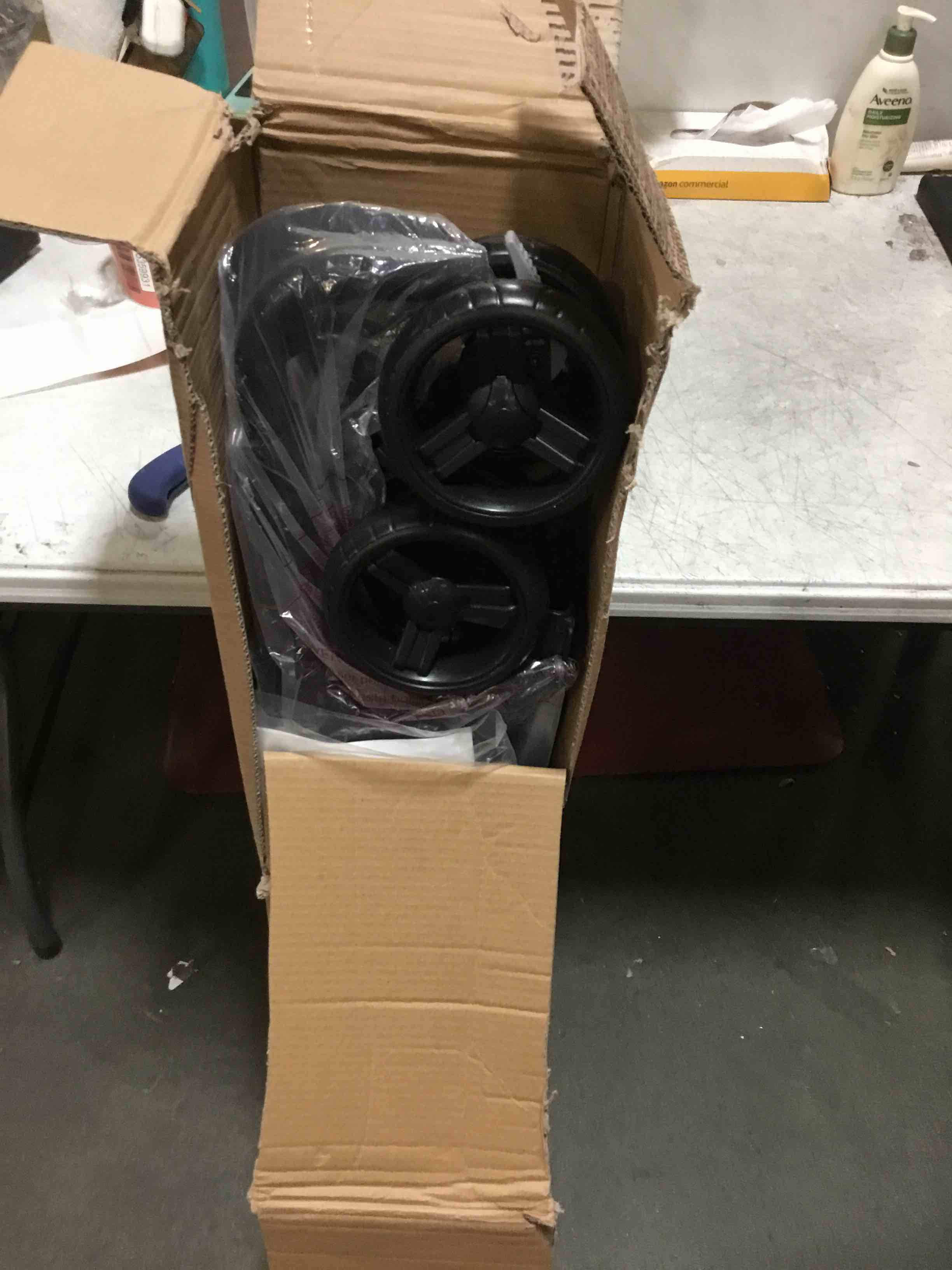 https://s3.amazonaws.com/lotting-images-prod/bidfta/RED5359922_1691067220246.jpeg