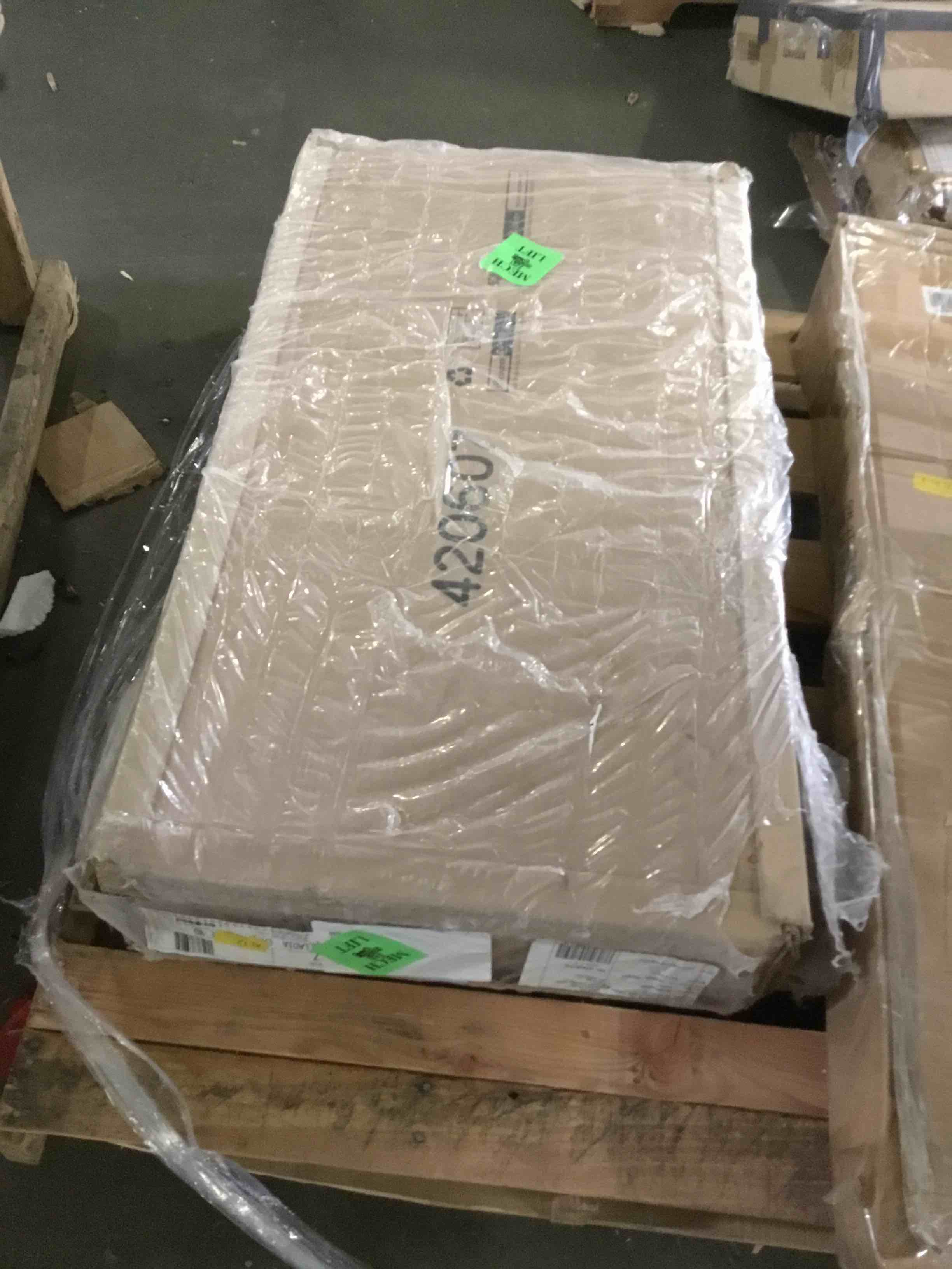 https://s3.amazonaws.com/lotting-images-prod/bidfta/RED5370491_1691007585917.jpeg