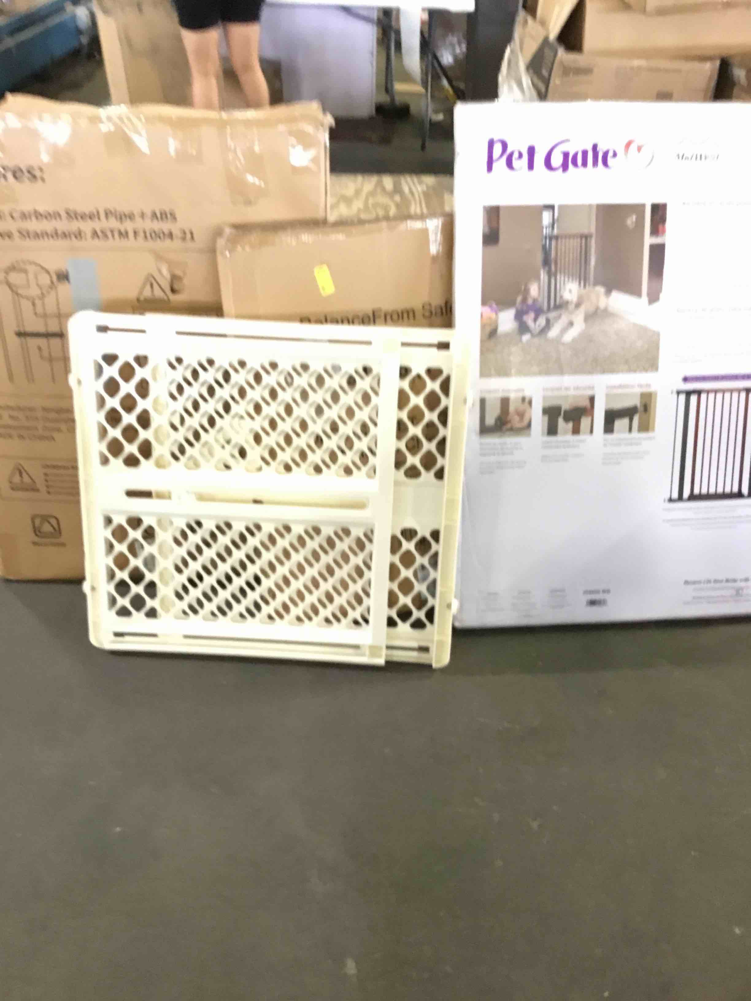https://s3.amazonaws.com/lotting-images-prod/bidfta/RED5370768_1691164394513.jpeg