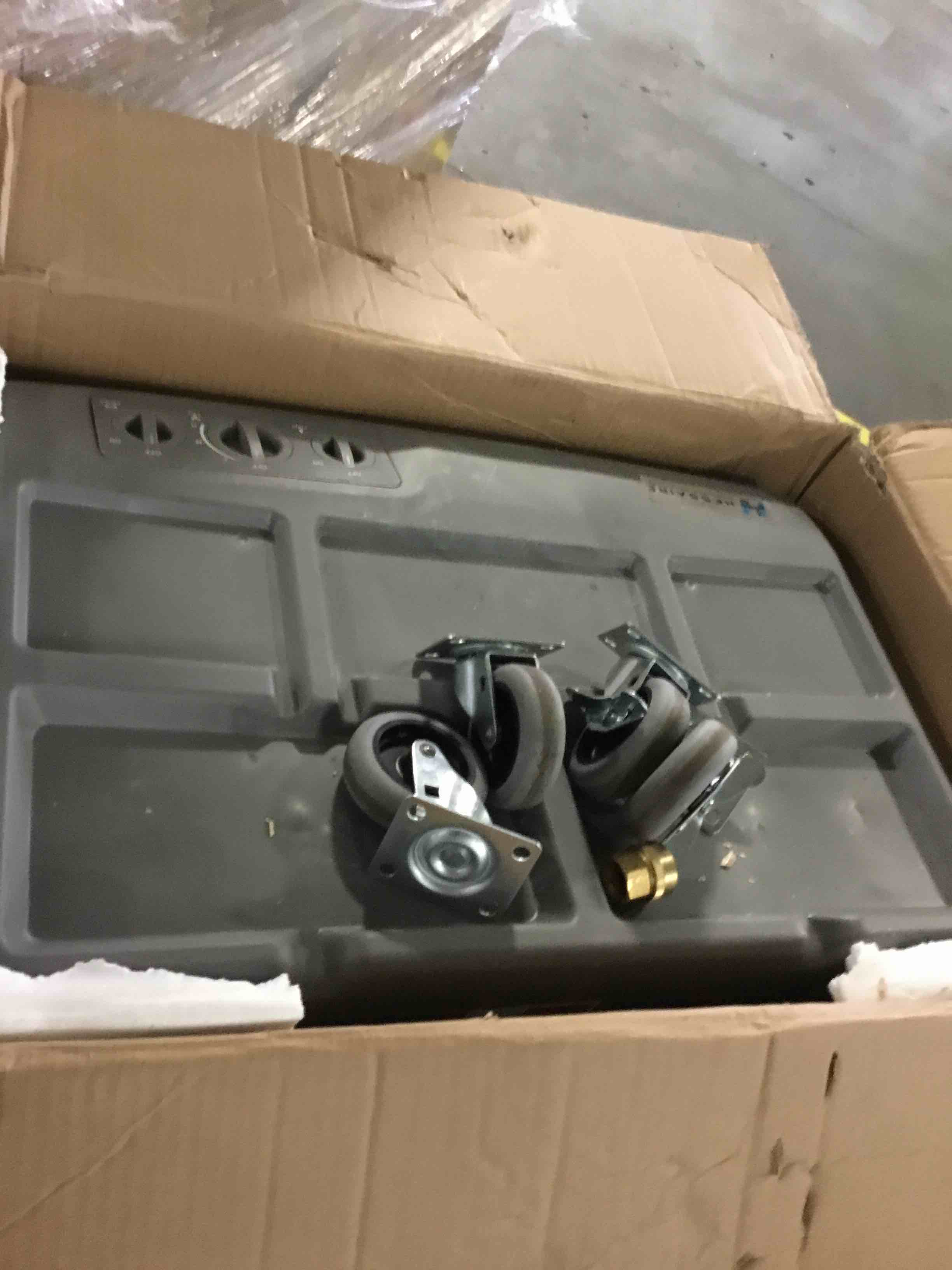 https://s3.amazonaws.com/lotting-images-prod/bidfta/RED5371454_1691598517089.jpeg